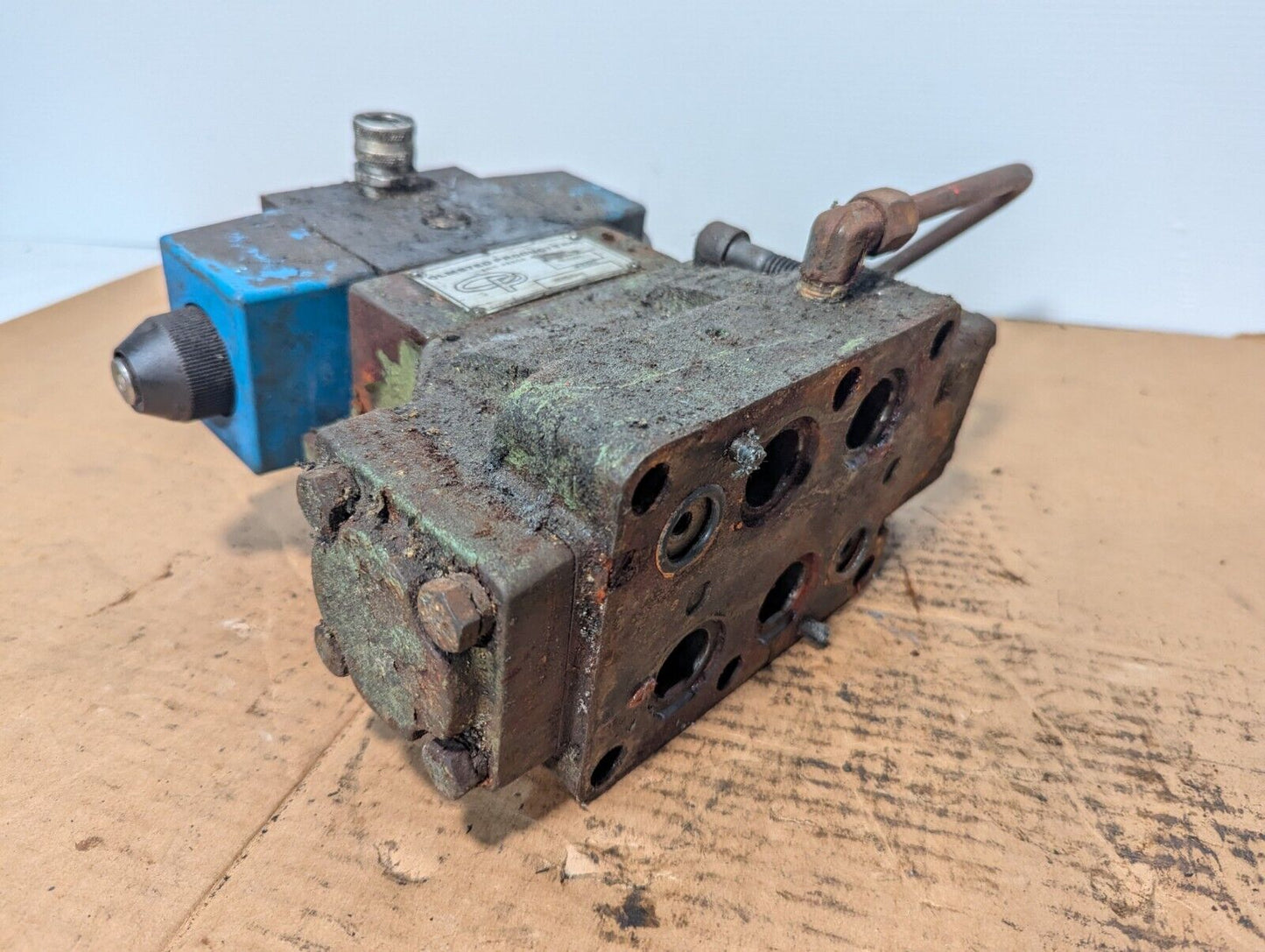 Vickers DG5S-8-2C-2-T-M-FW-B5-30 Directional Valve - Free Shipping