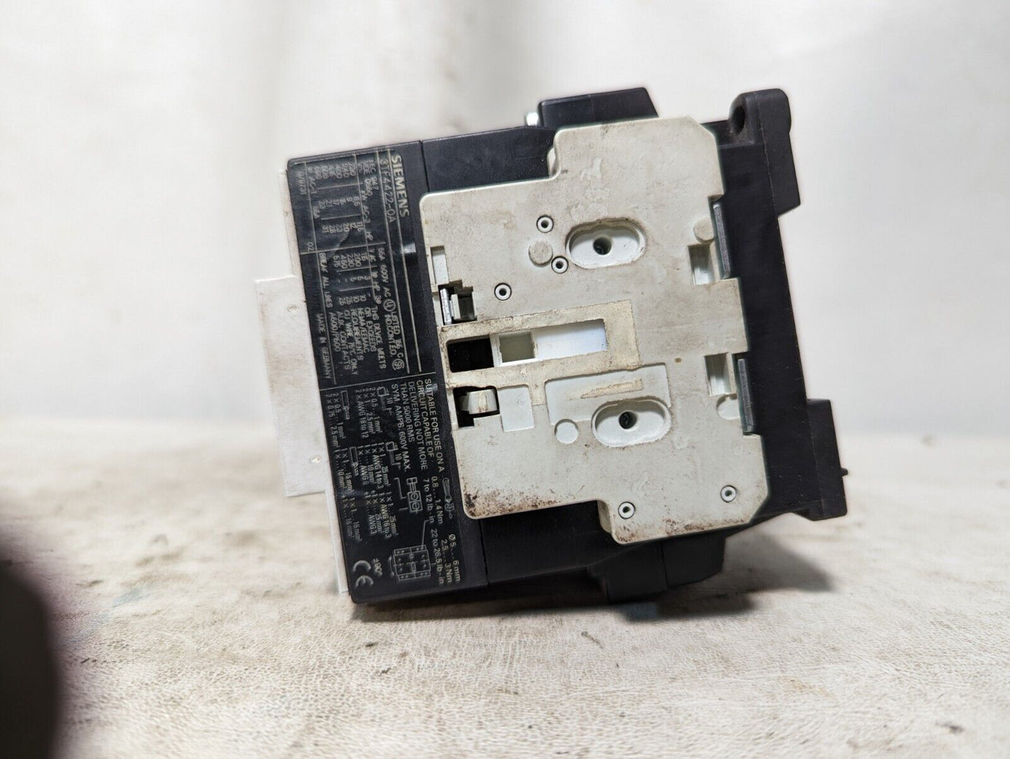 Siemens 3TF44 motor starter, 3TF4422-0A, 115-690VAC, 31HP max