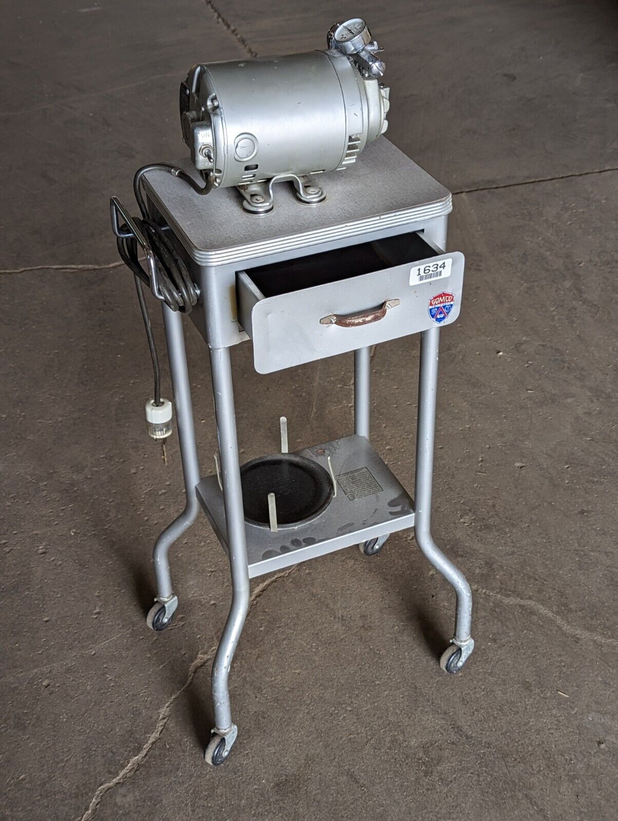 Gomco Surgical 799 suction pump on rolling table with drawer, 3.0A, 115VAC, 60Hz