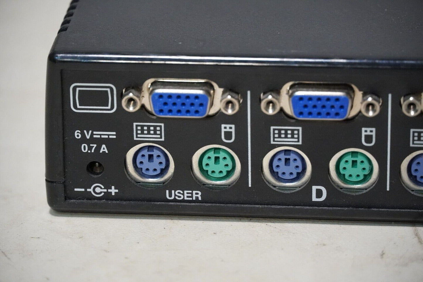 Avocent Switchview 520-195-507 4-Port KVM Switch Box PS/2 VGA, no power supply