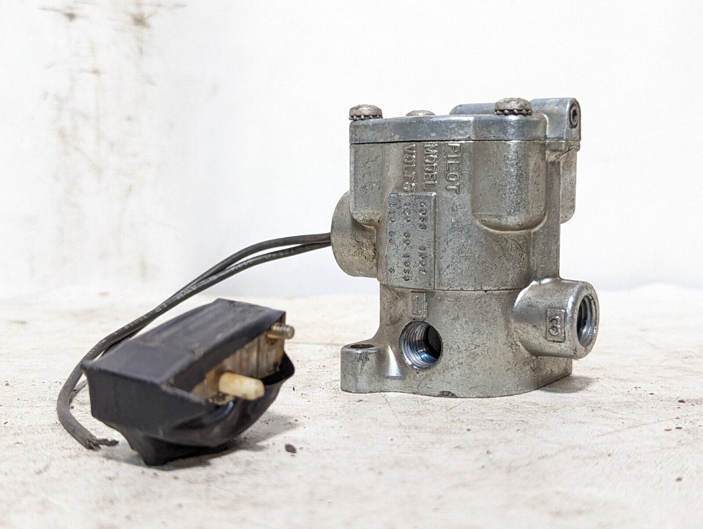 Bellows Valvair K055 1007 pilot valve, 110/120VAC, K208-001