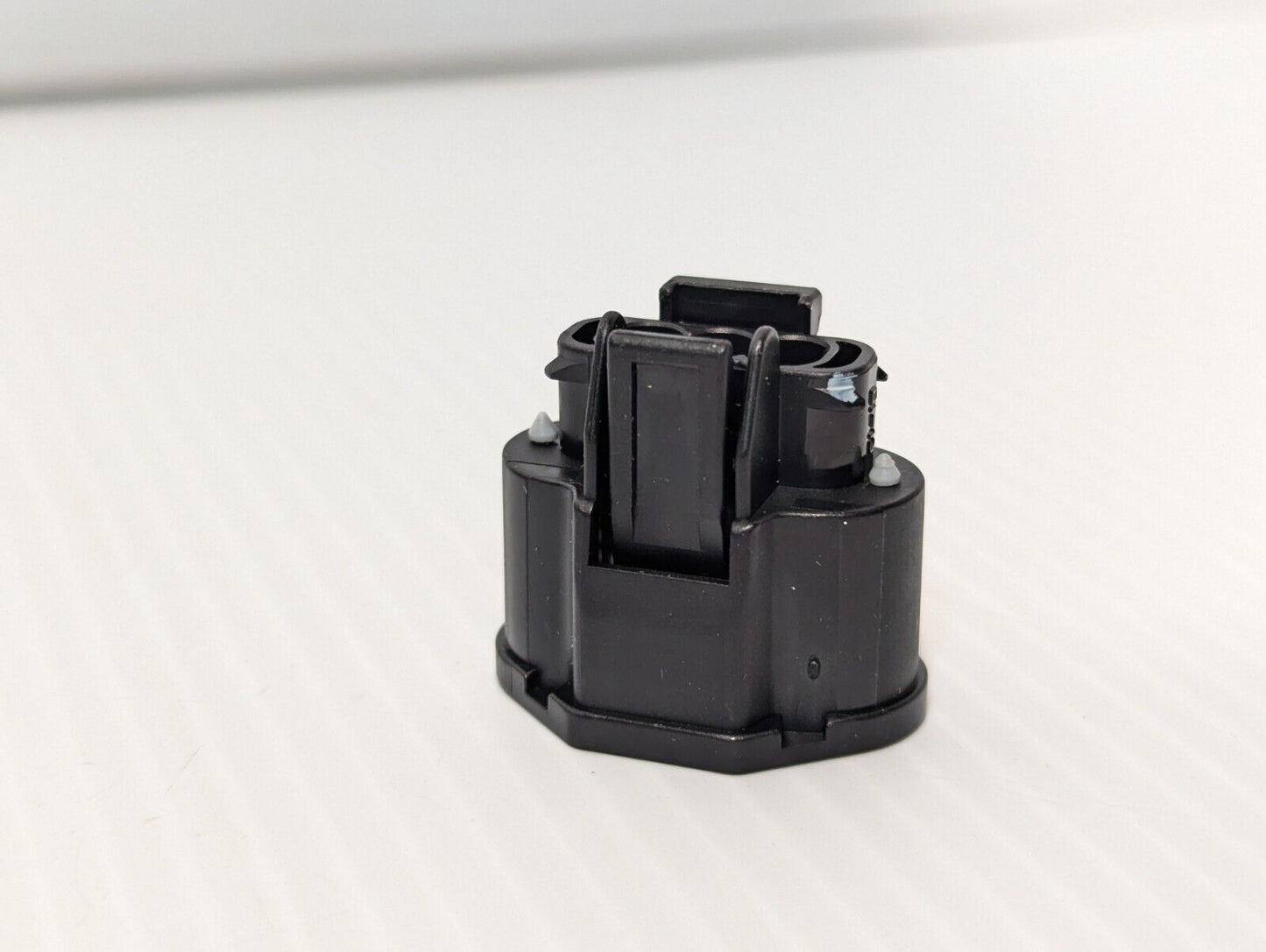 (Pack of 100) Yazaki 72B3-1884-30 DMS 2.8 mm, 3 way Female Connector - Free Ship