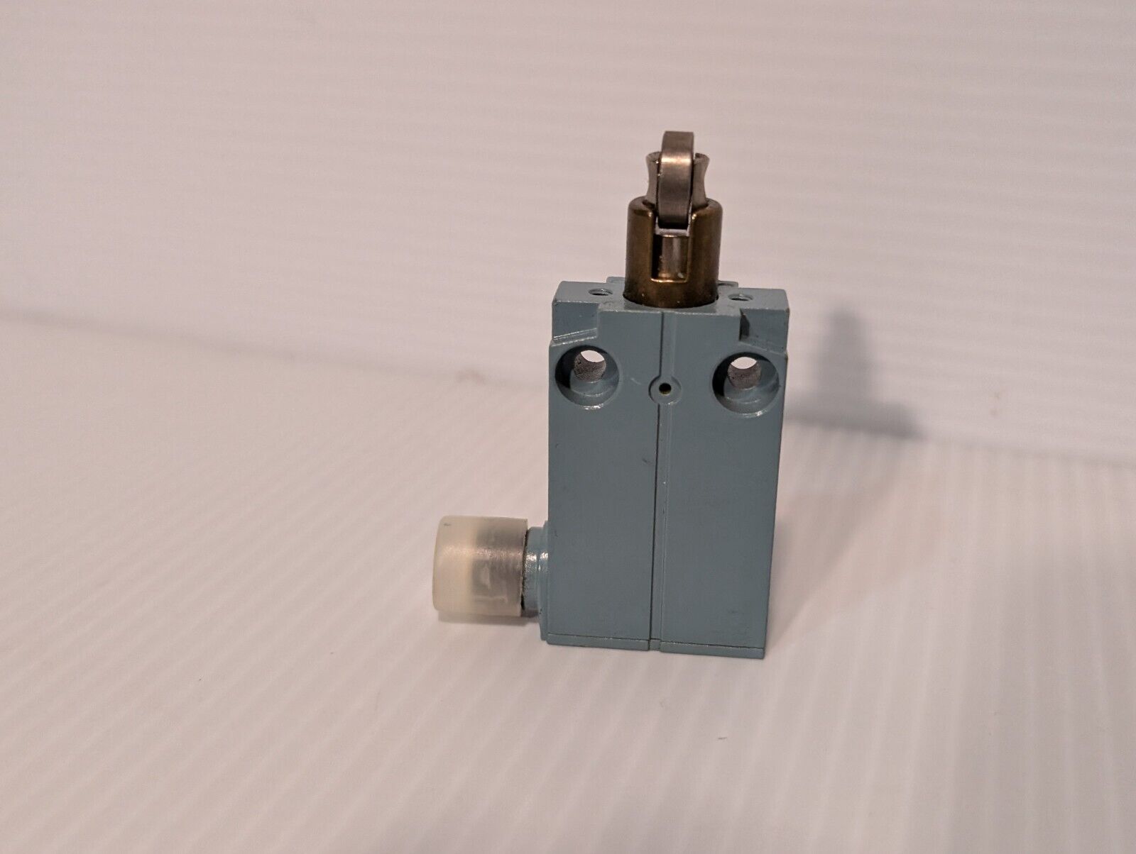 Telemecanique XCM-A103T200 Roller Plunger Limit Switch, 4A, 24VAC as pictured