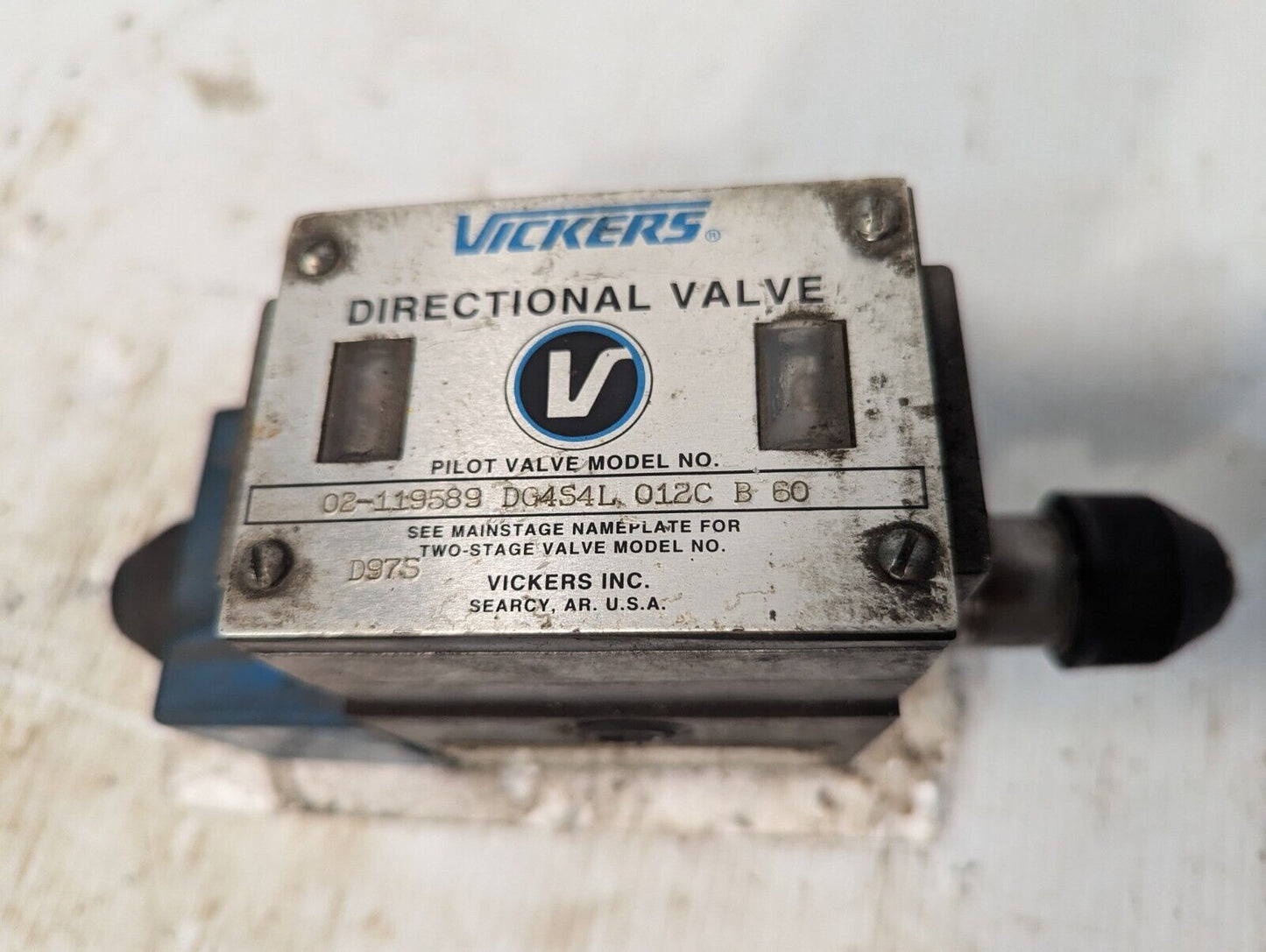 Vickers 02-119589 DG4S4L 012C B 60 directional valve, pilot valve -Free Shipping