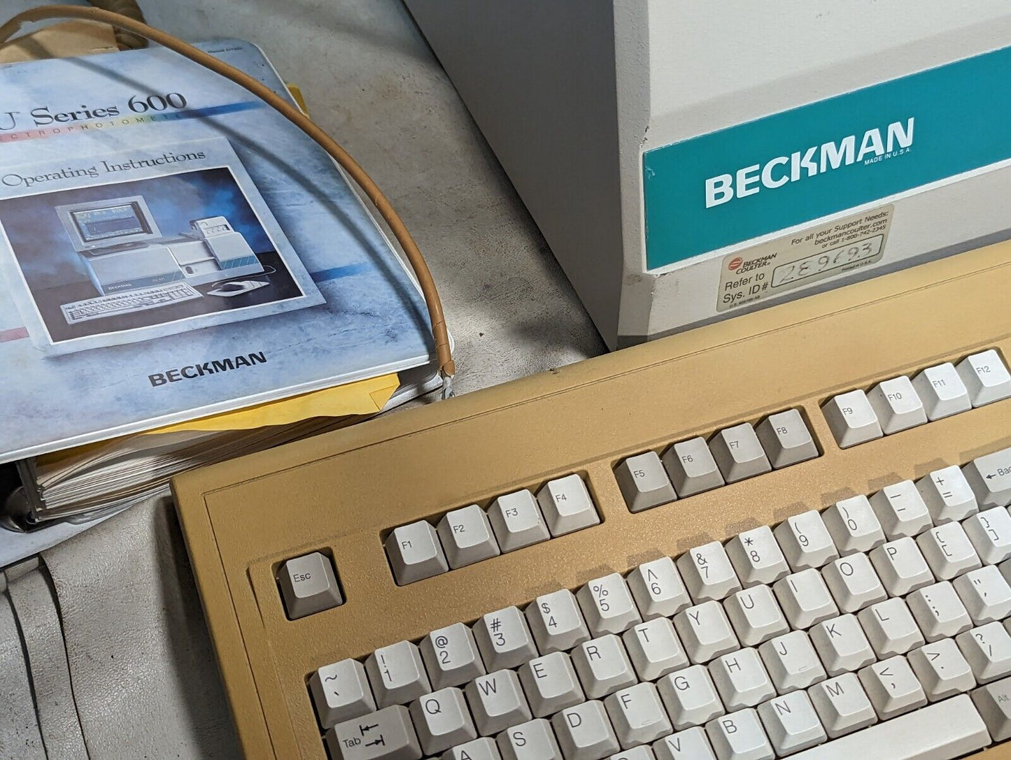 Beckman DU640 spectrophotometer with lots of accessories, manuals