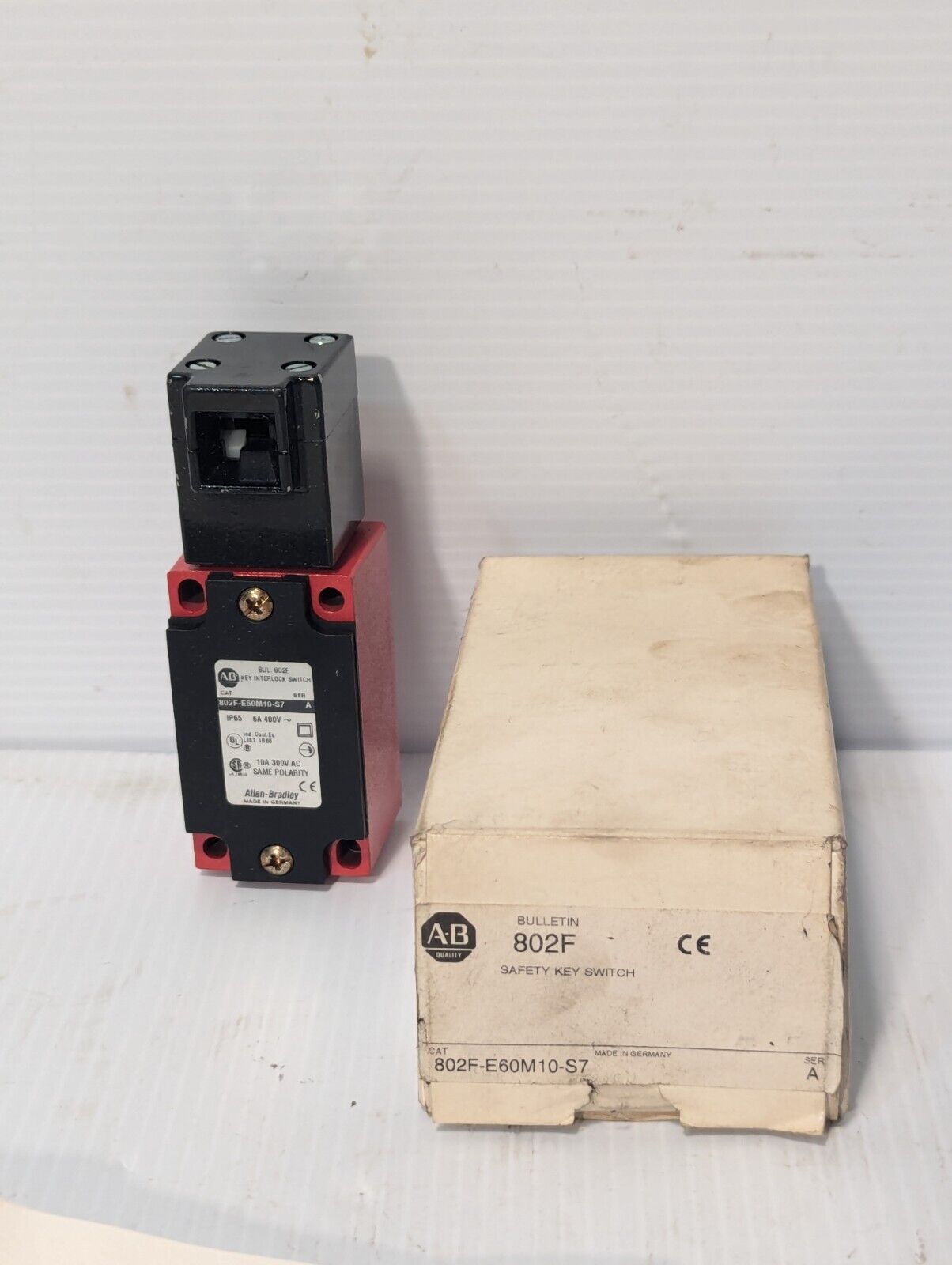 Allen Bradley 802F-E60M10 Safety Key Interlock Switch, Ser. A, 10a, 300VAC