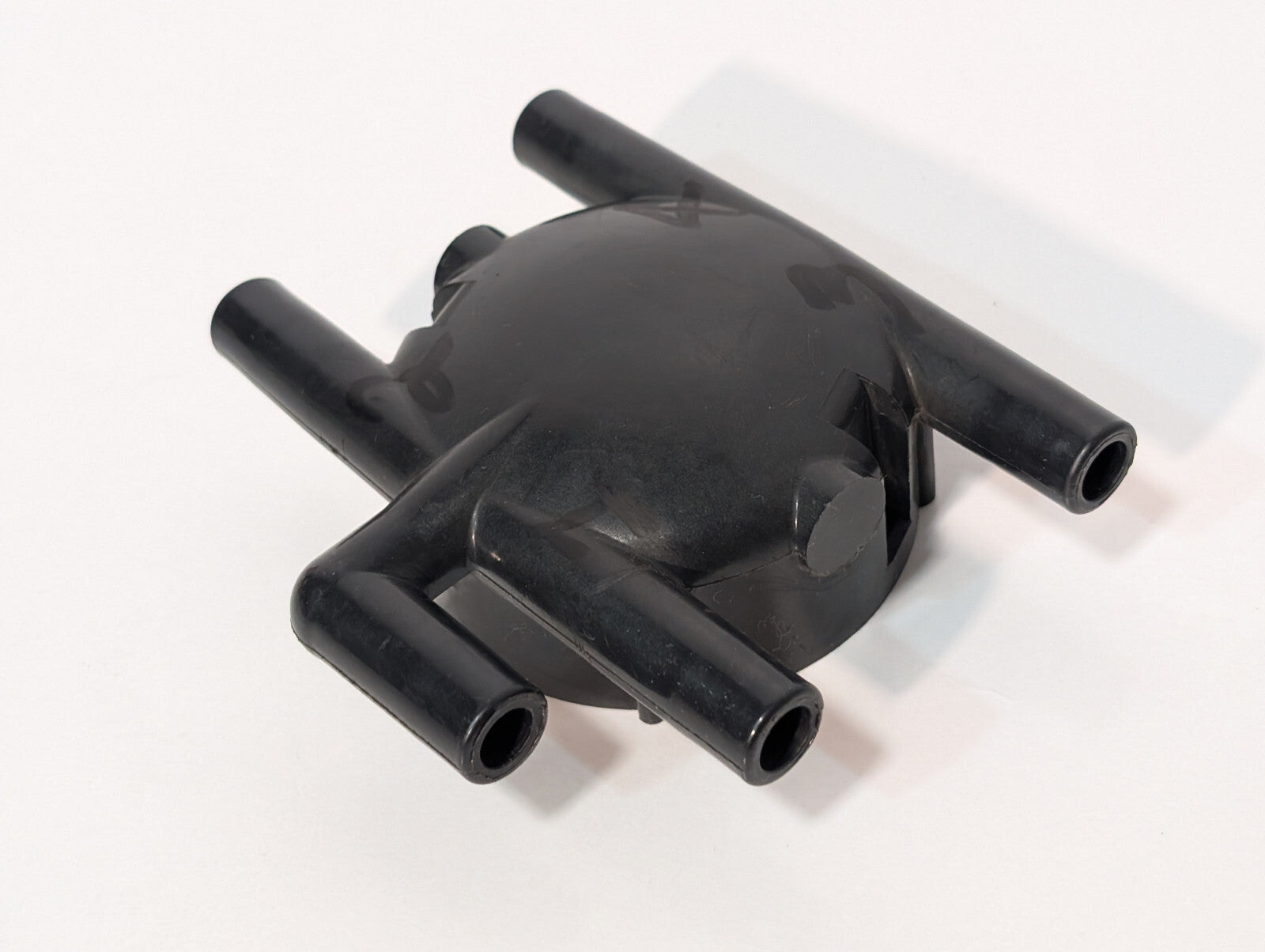 Standard Automotive Parts AL-147 Distributor Cap, (2) Champion UD16 Spark Plugs