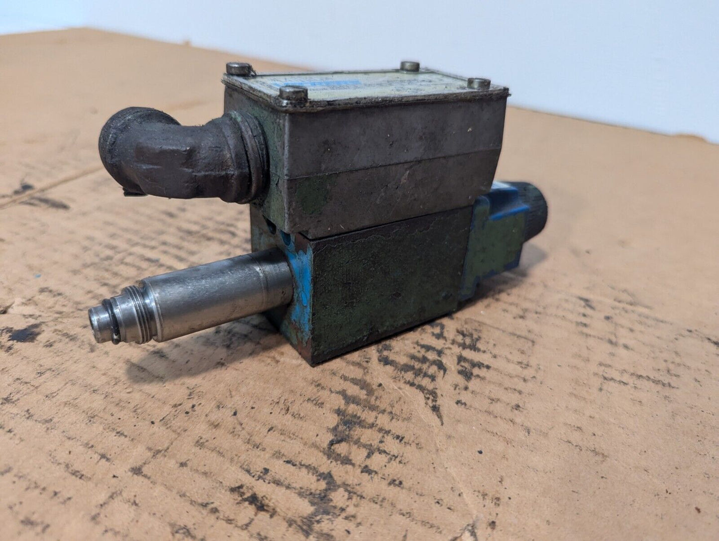 VICKERS PILOT VALVE, DG4V-3-6C-M-W-B-40 - Free Shipping