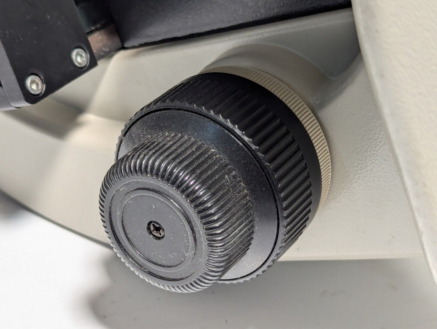 Accu-Scope 3015 Microscope With 4x, 10x, 40x And 100x Oil Objectives