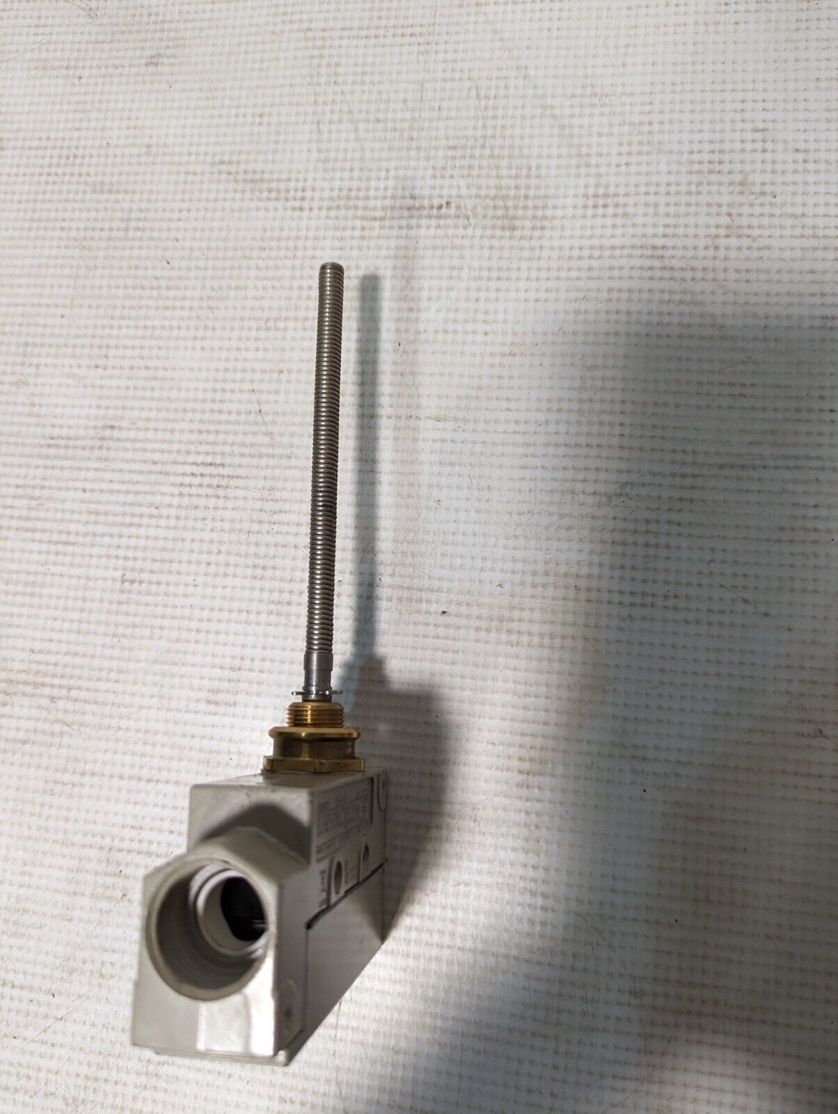 Omron ZE-NJ-2S General Purpose Limit Switch, 15A @ 480V, 15A @ 250V