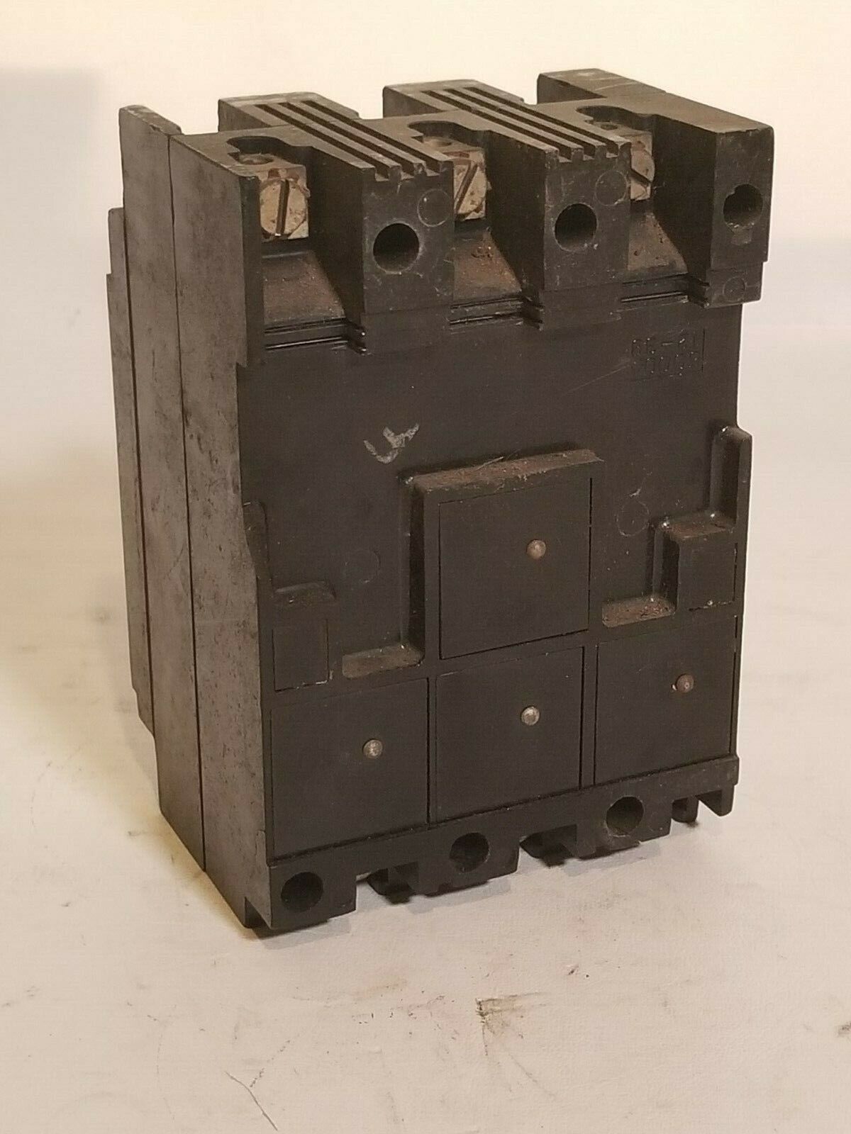 Trumbull  AT31035 335, 35 amps, 3 poles, 250 VAC circuit breaker