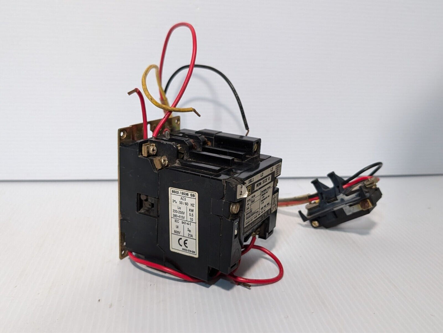 Square D 8536SBG2 motor starter, NEMA sz 0, 3HP, 220/240VAC coil