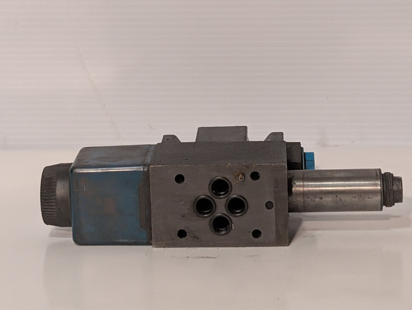 Vickers 02-101731 and Unidentified Hydraulic Valve