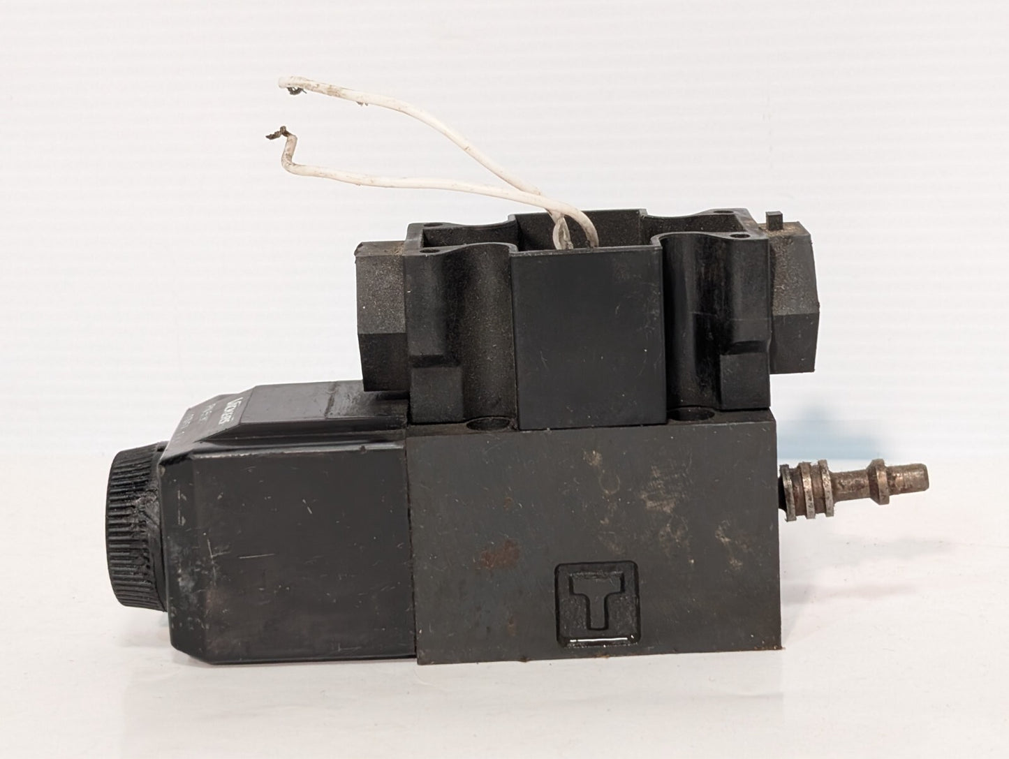 Vickers 508169 Solenoid Valve Coil on (Unidentifiable) APB Solenoid Valve