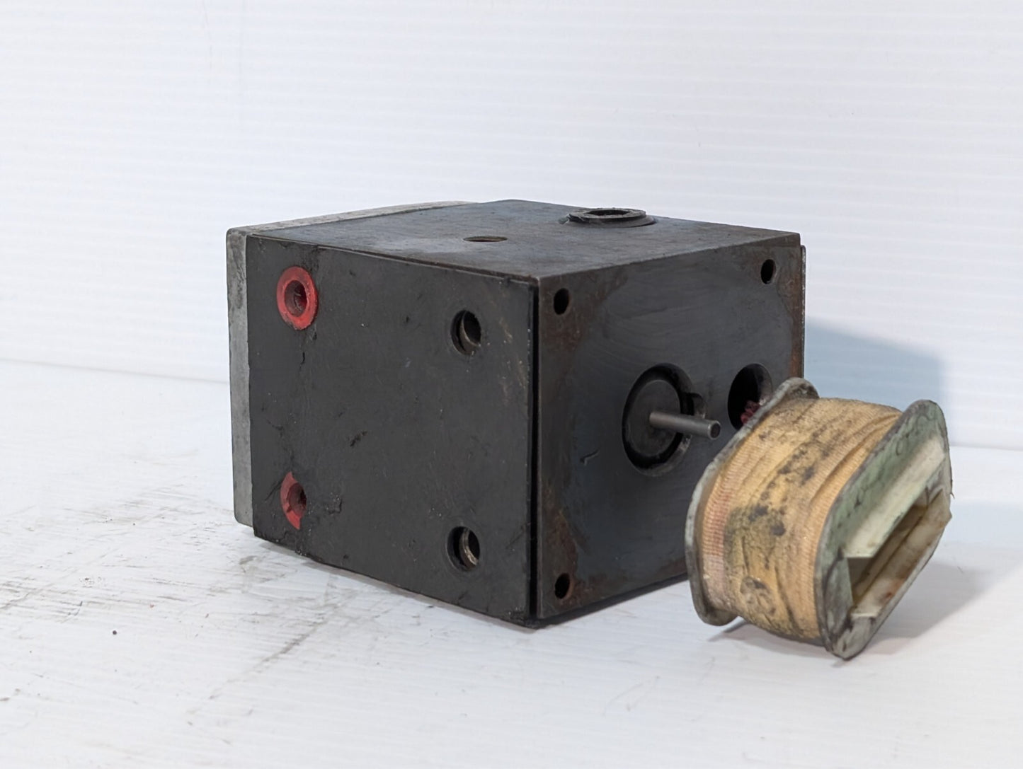 Vickers DG4S4 012A 50 Directional Control Pilot Solenoid Valve Two-Stage