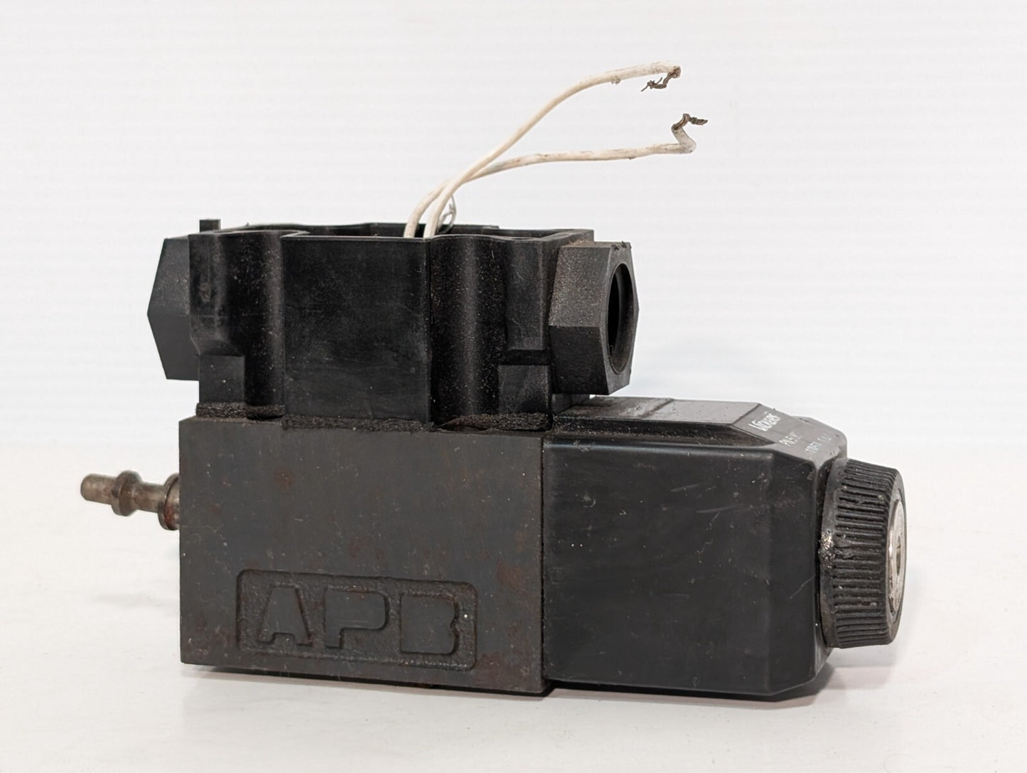 Vickers 508169 Solenoid Valve Coil on (Unidentifiable) APB Solenoid Valve