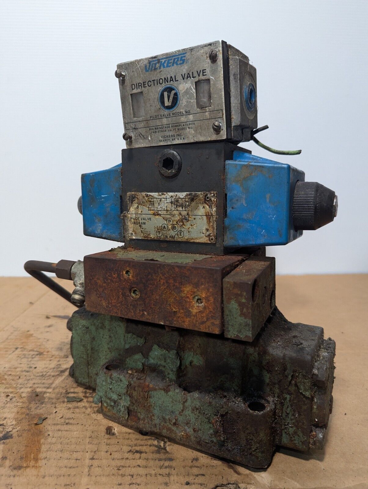 Vickers DG5S-8-2C-2-T-M-FW-B5-30 Directional Valve - Free Shipping