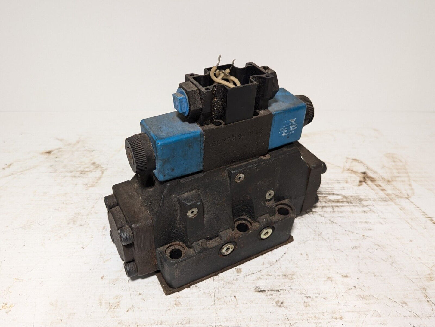Vickers DG5S-8-8C-VM-FW-B5-30 Directional Solenoid Control Valve Assembly