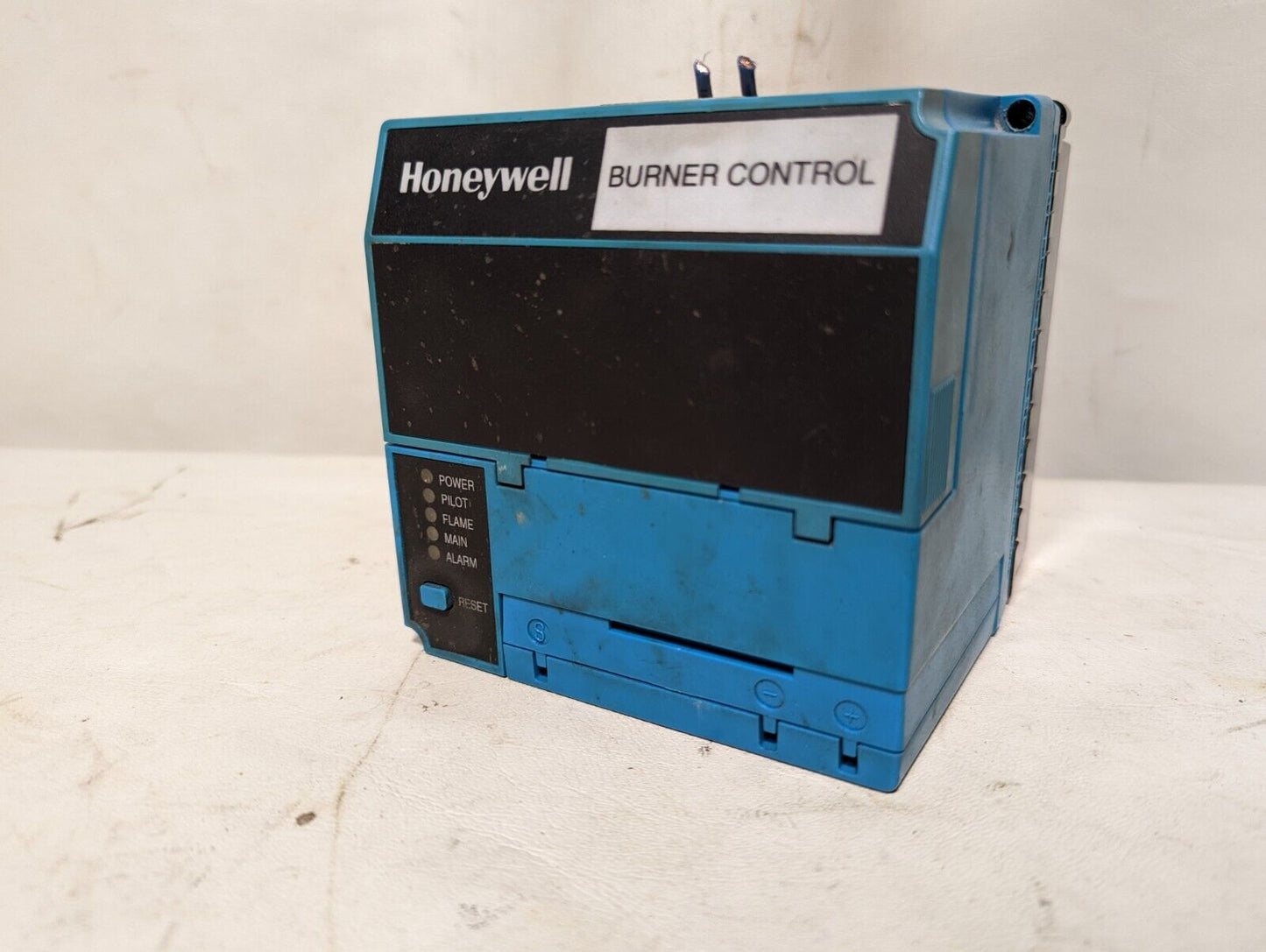 Honeywell RM7890D1004 burner control with R7847A1033 rectification flame amplifi