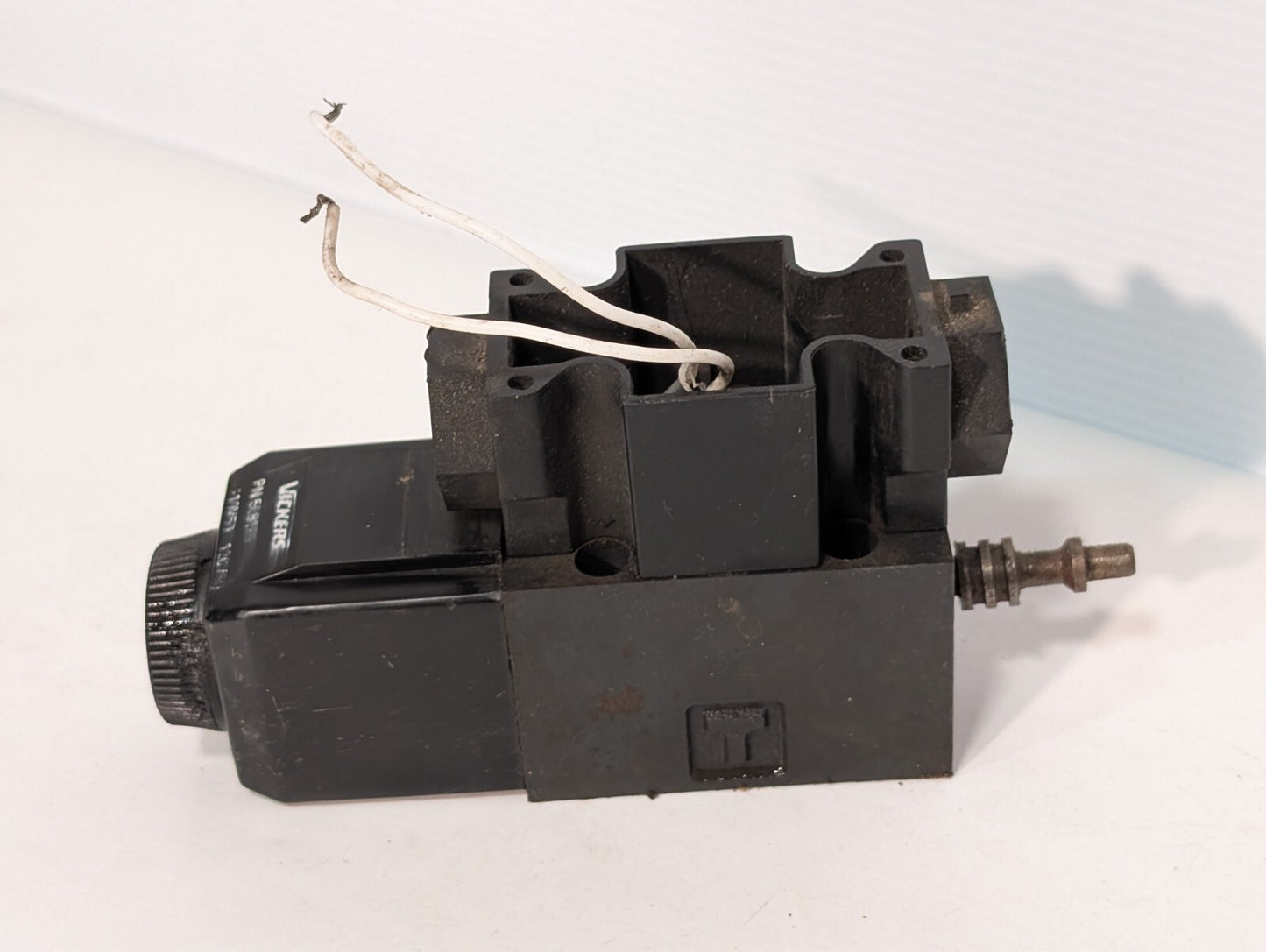 Vickers 508169 Solenoid Valve Coil on (Unidentifiable) APB Solenoid Valve