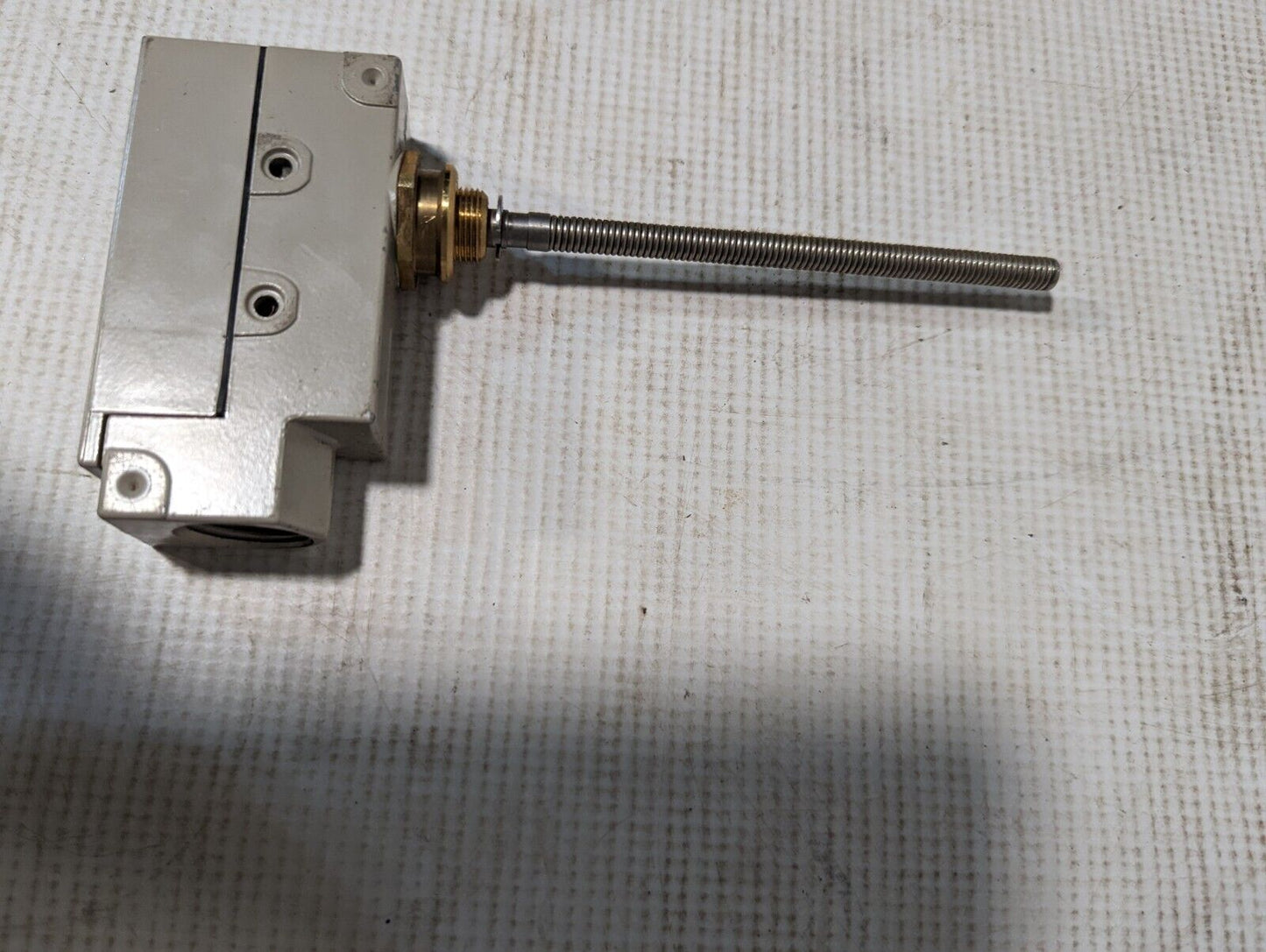 Omron ZE-NJ-2S General Purpose Limit Switch, 15A @ 480V, 15A @ 250V
