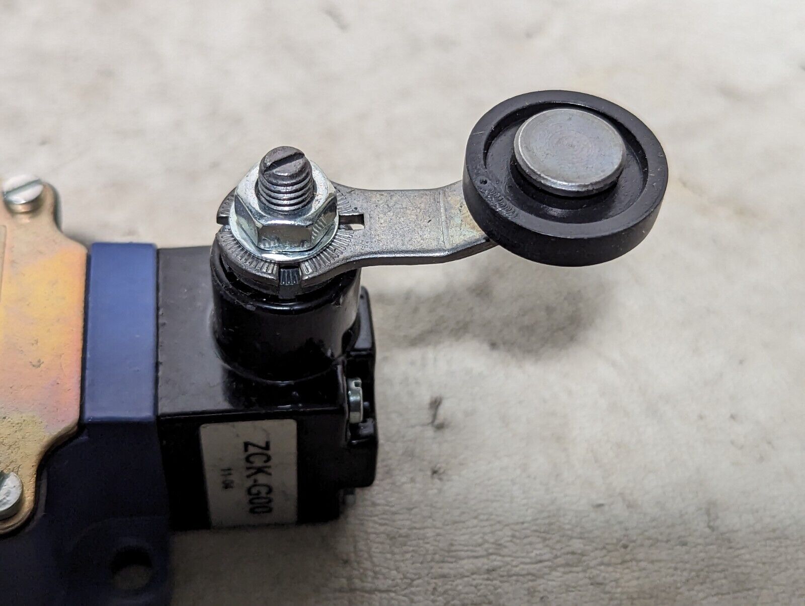 Telemecanique XCKL180031A0001 limit switch, roller head, 240VAC, 3A