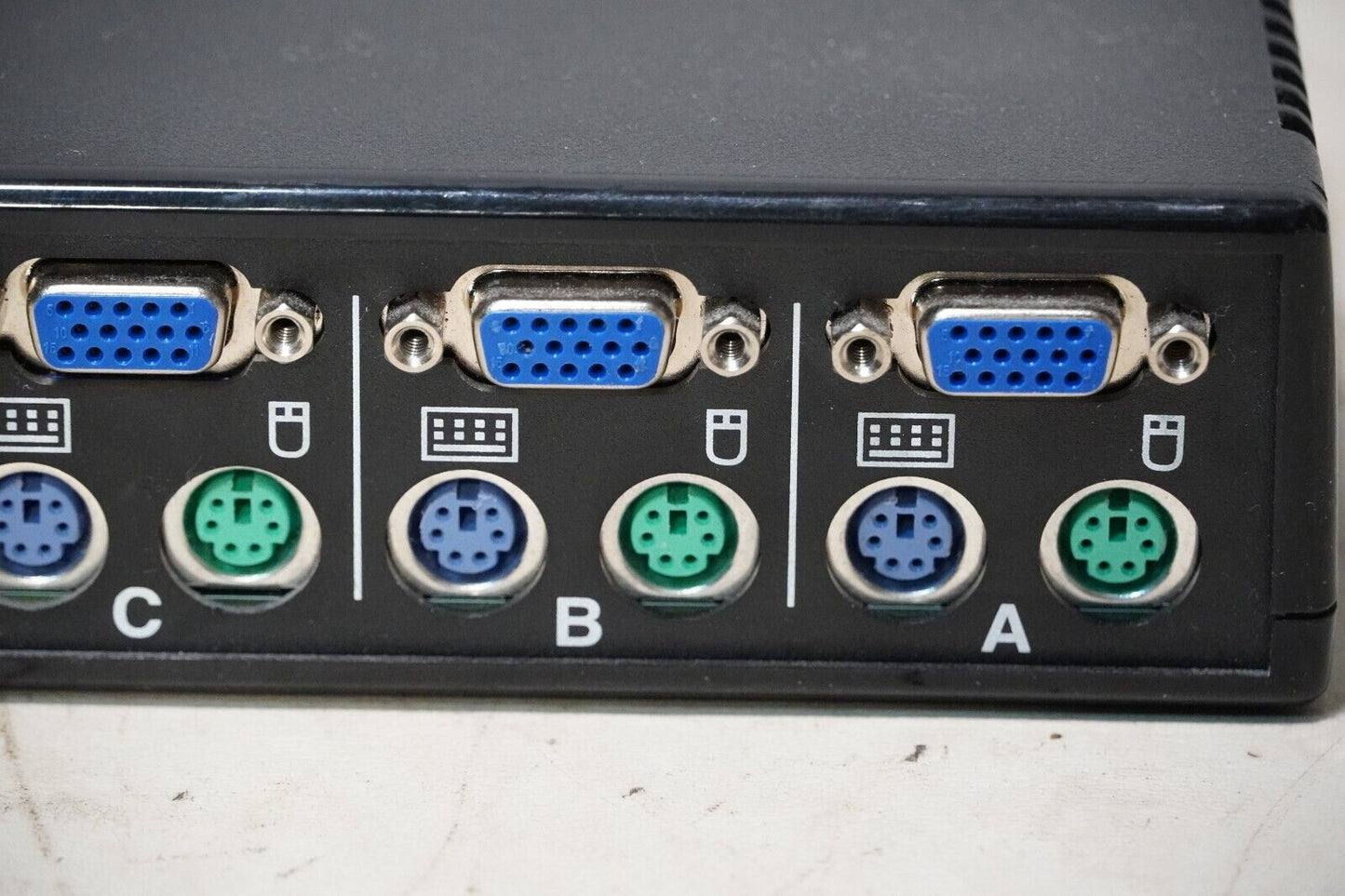Avocent Switchview 520-195-507 4-Port KVM Switch Box PS/2 VGA, no power supply