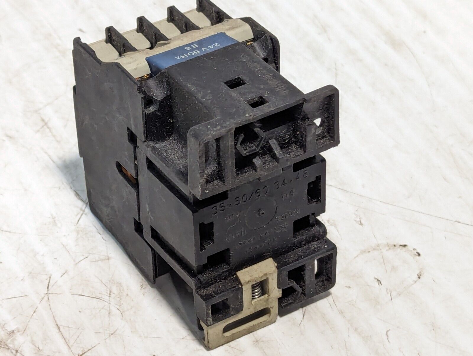 TELEMECANIQUE CA2-DN40 CONTROL RELAY 24V 60Hz - Free Shipping
