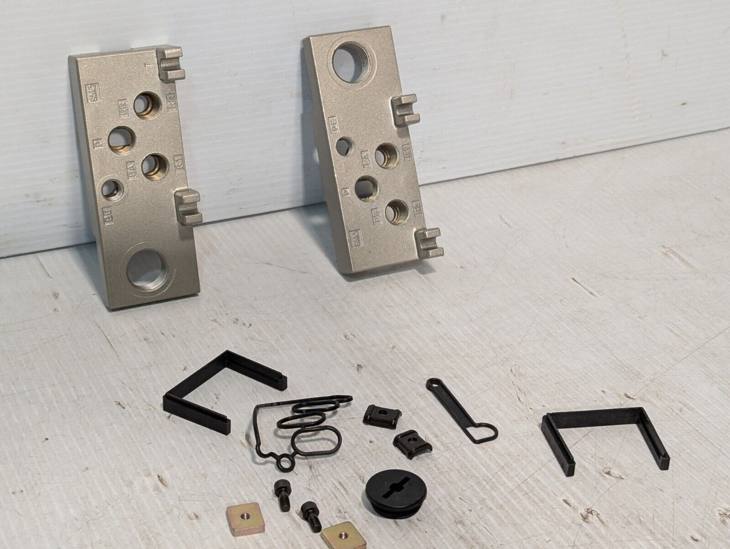 SMC ME202LR Manifold End Plate Assembly - Free Shipping
