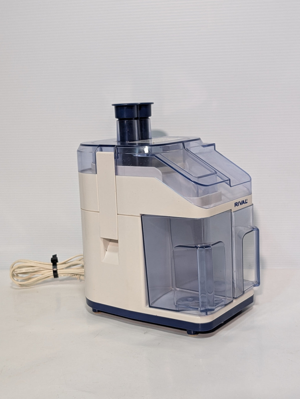 Vintage Rival Juice Extractor 965 Juicer Healthy Drinks, 300W Motor, (2) 24oz