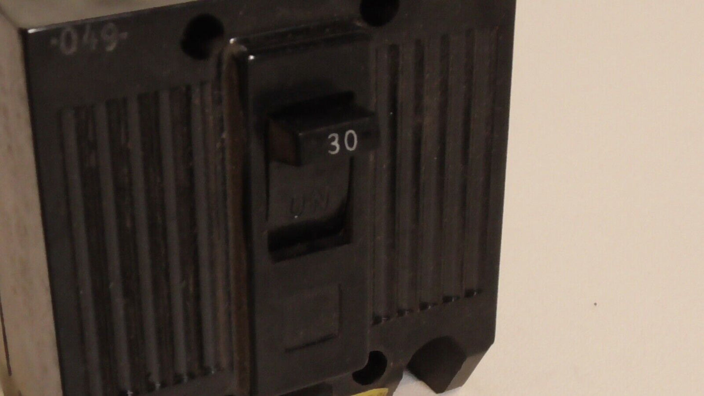 GE TQL32030, 3 poles, 120/240 VAC, 30 A, circuit breaker