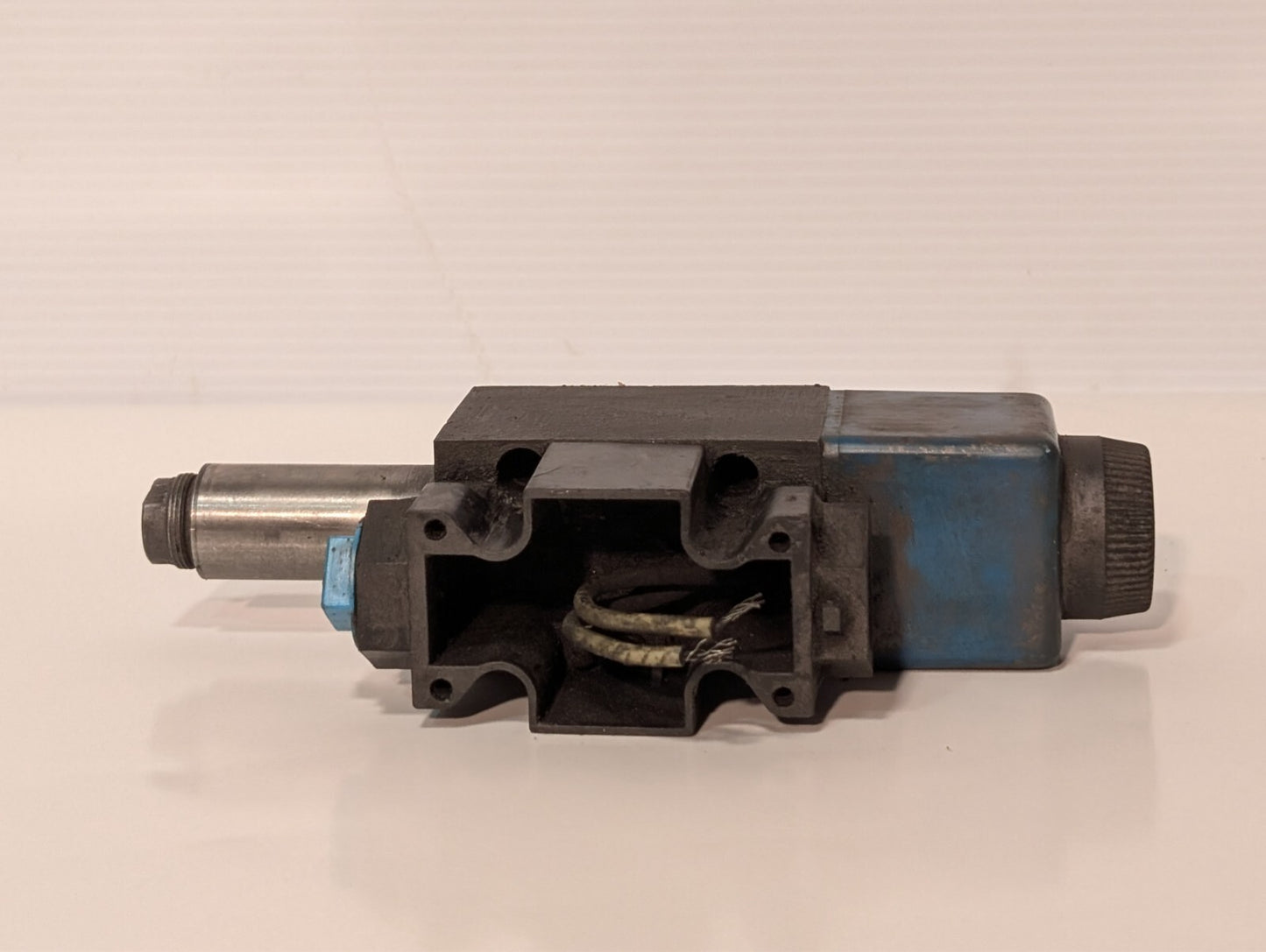 Vickers 02-101731 and Unidentified Hydraulic Valve