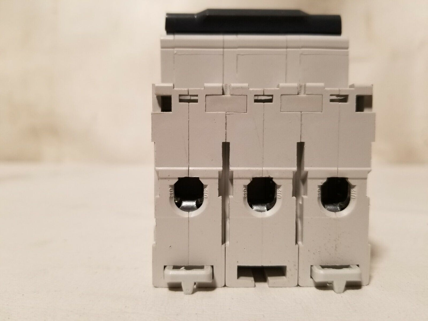 Schneider 24469 Multi 9 C60 C20A 20 Amp 3 Pole 480Y/277VAC Circuit Breaker