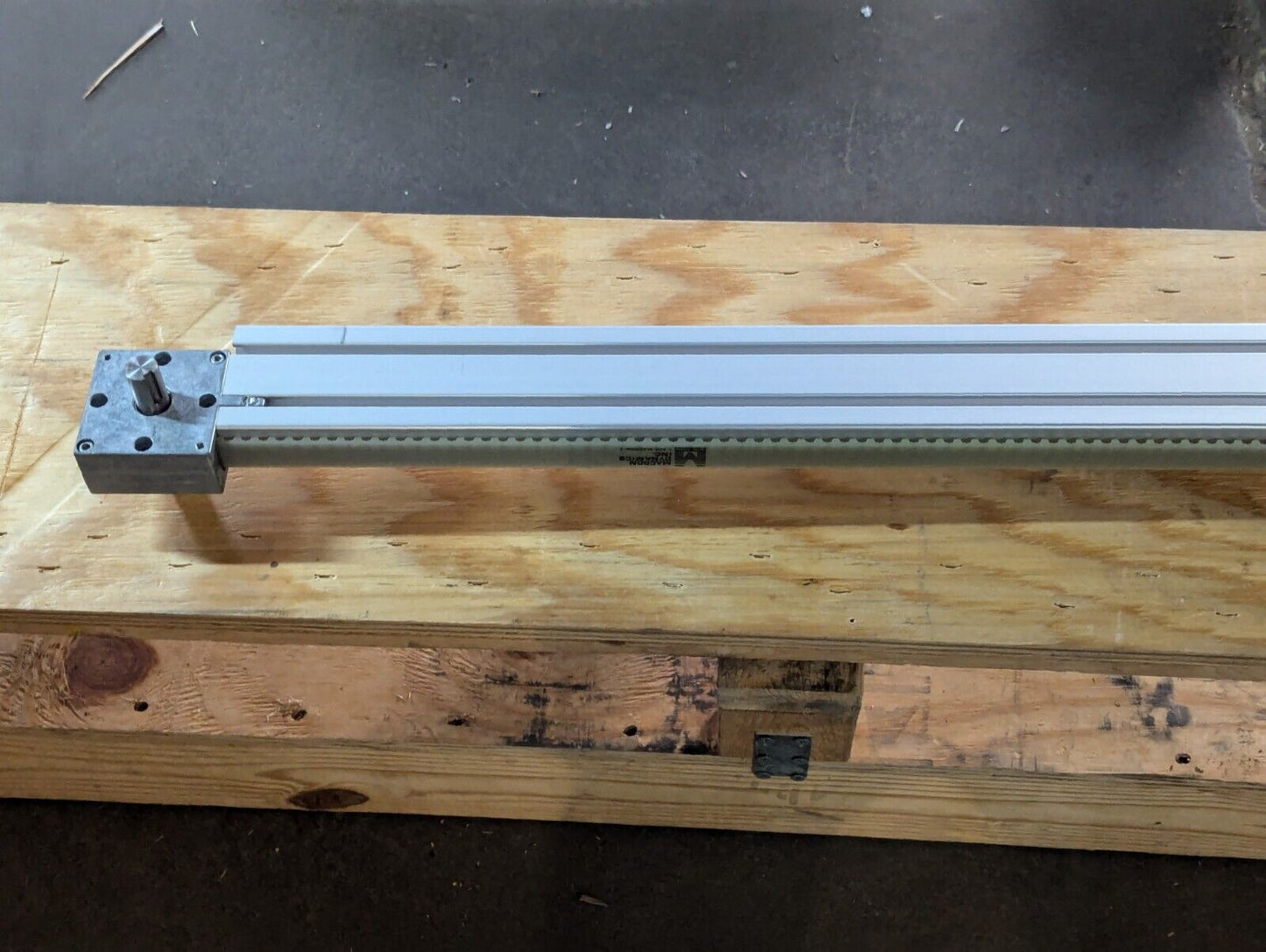 Macron 10935A01 Linear Rail Actuator 3040-12-000-5089 M. 135 VPPD Left-Free Ship
