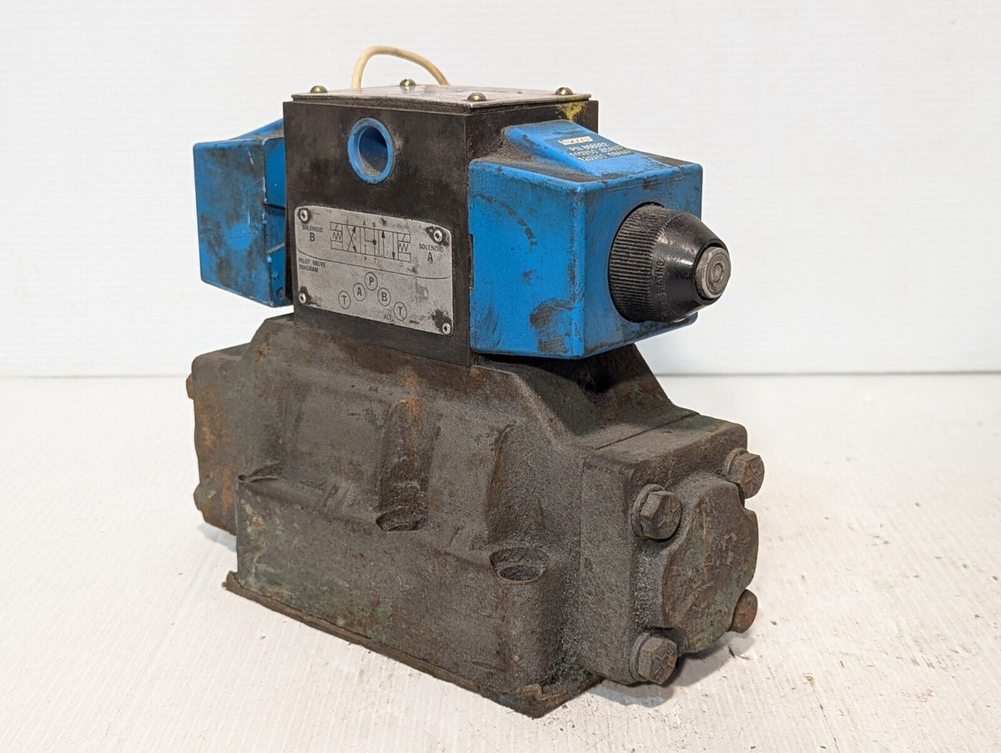 Vickers DG4S4-016C-B-60 Hydraulic Directional Valve - Free Shipping+Returns
