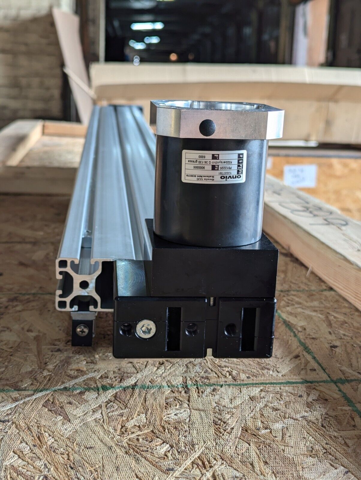 Macron 8676A01 Linear Rail Actuator w/Onvio 9000566 Reducer / 3915-11-000-0415