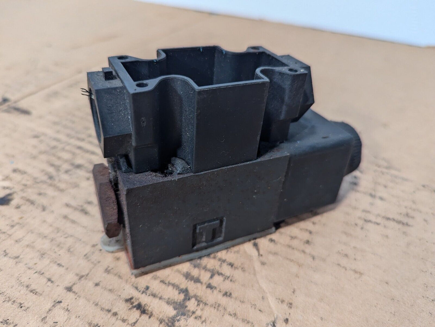 VICKERS PILOT VALVE, 02-101731 - Free Shipping