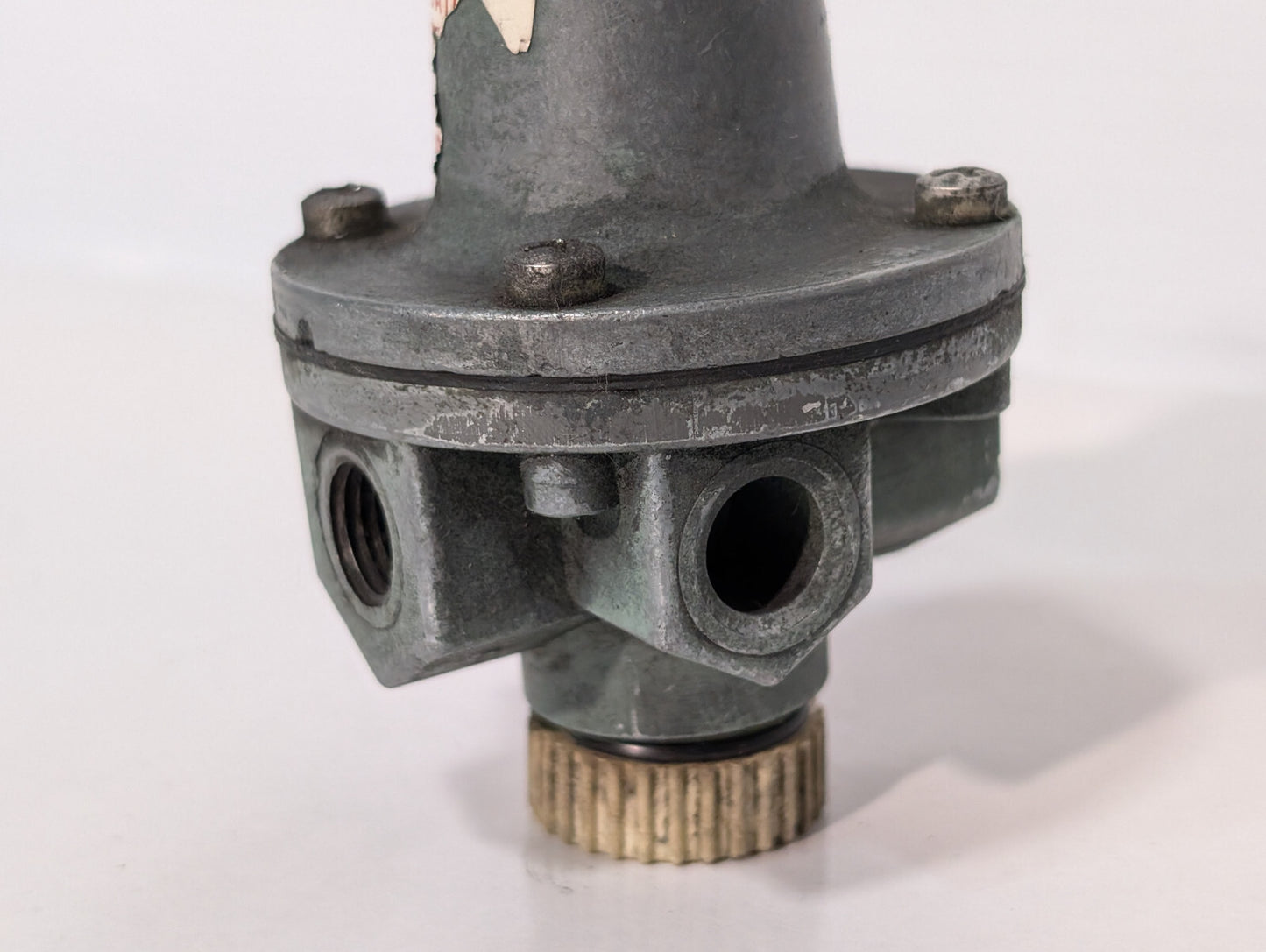 Wilkerson Corporation D2002-2 Air Pressure Regulator, Non-Adjustable, 29Psig Max