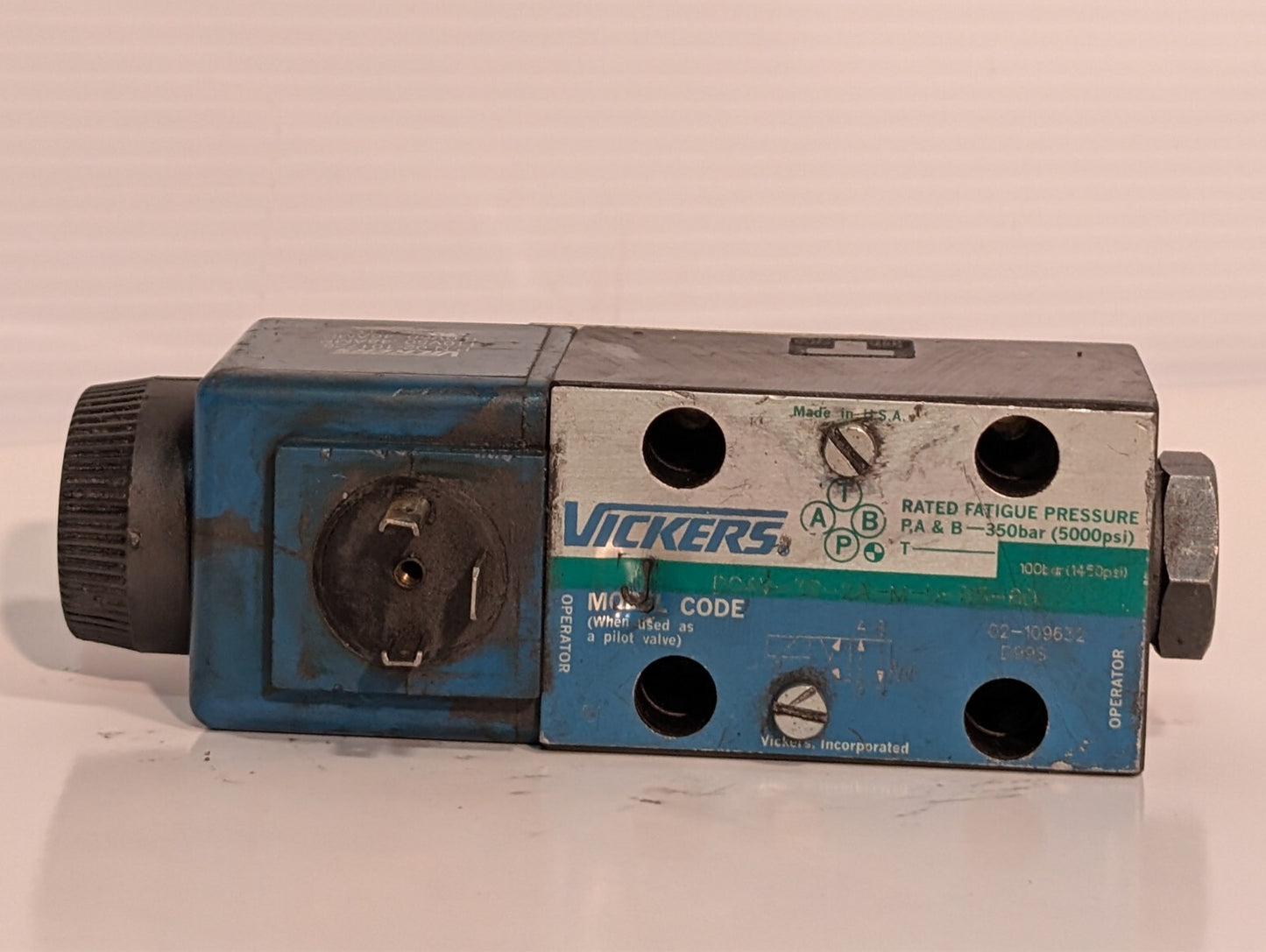 Vickers DG4V-3S-2A-M-U-B5-60 Solenoid Directional Control Valve 02-109632 ONLY