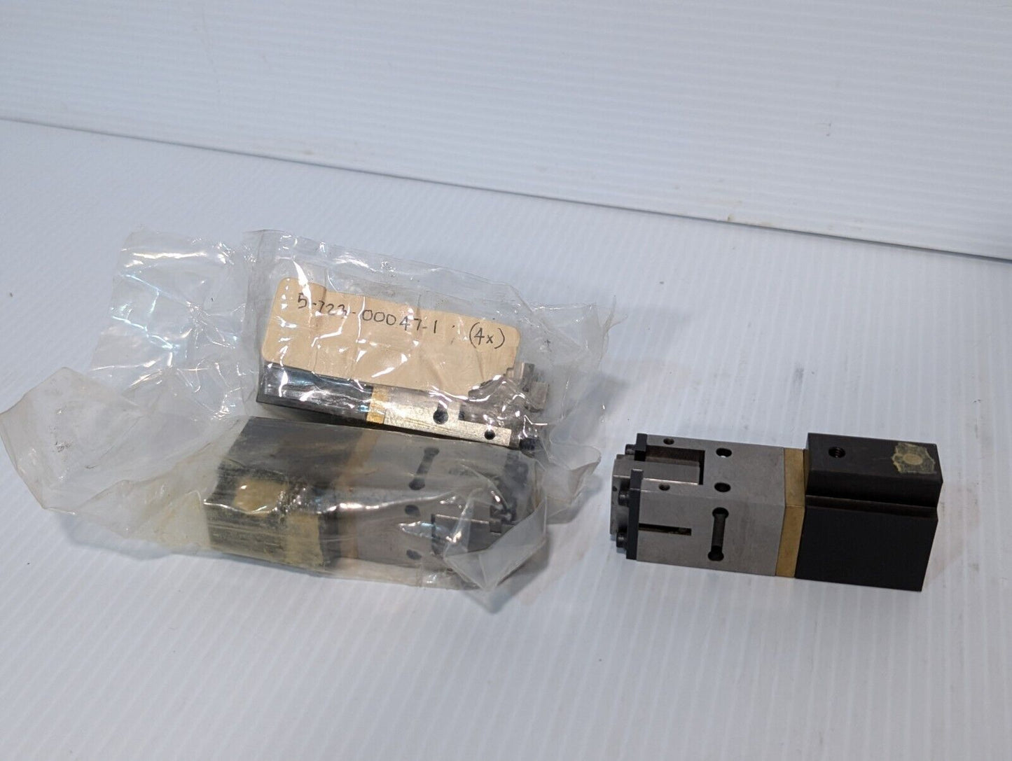 5-723-00047-1 Finger Parallel Gripper or Linear Bearing Actuator Slide