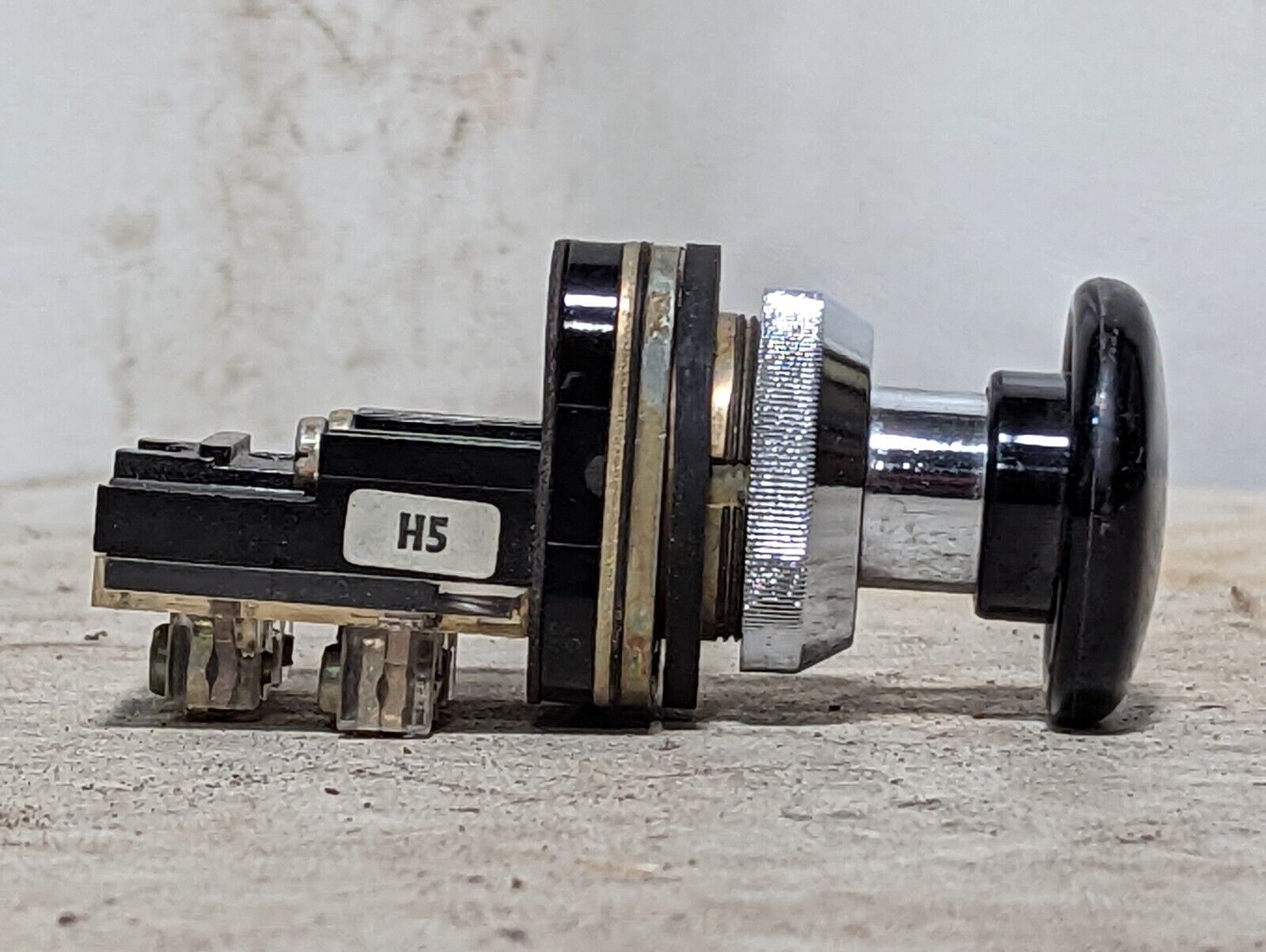 Telemecanique XB2-M black pushbutton, 600V max, ac heavy duty, dc 60W max