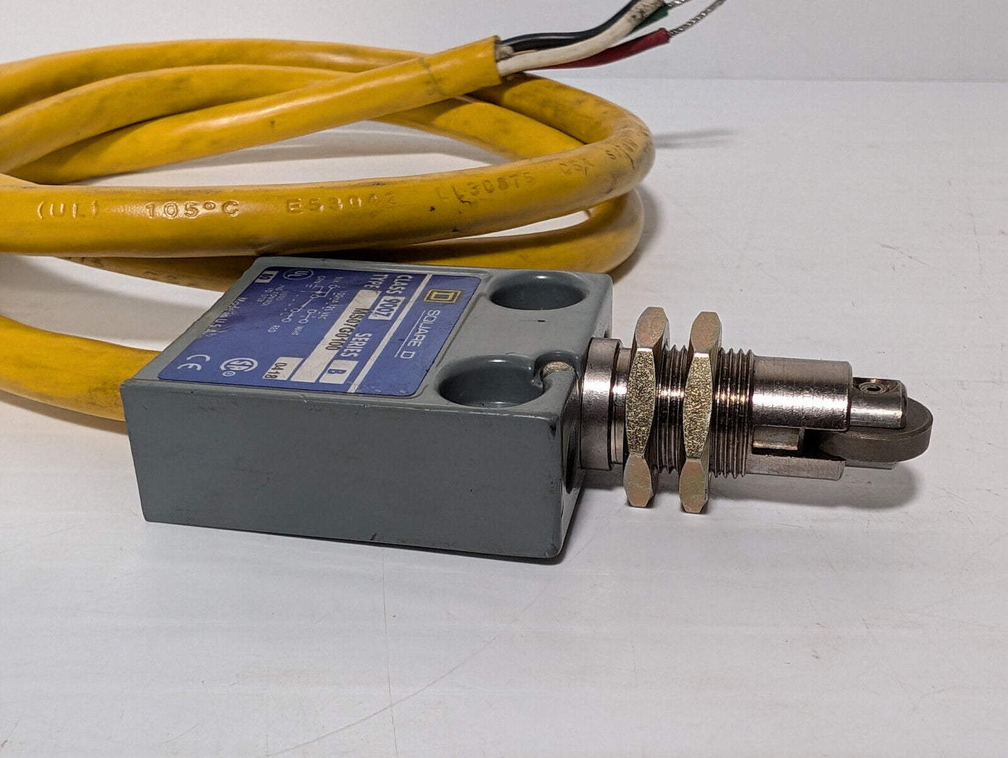 Square D MS07G0100 Class 9007, Ser B Limit Switch, Sensor, Plunger, Roller, SPDT