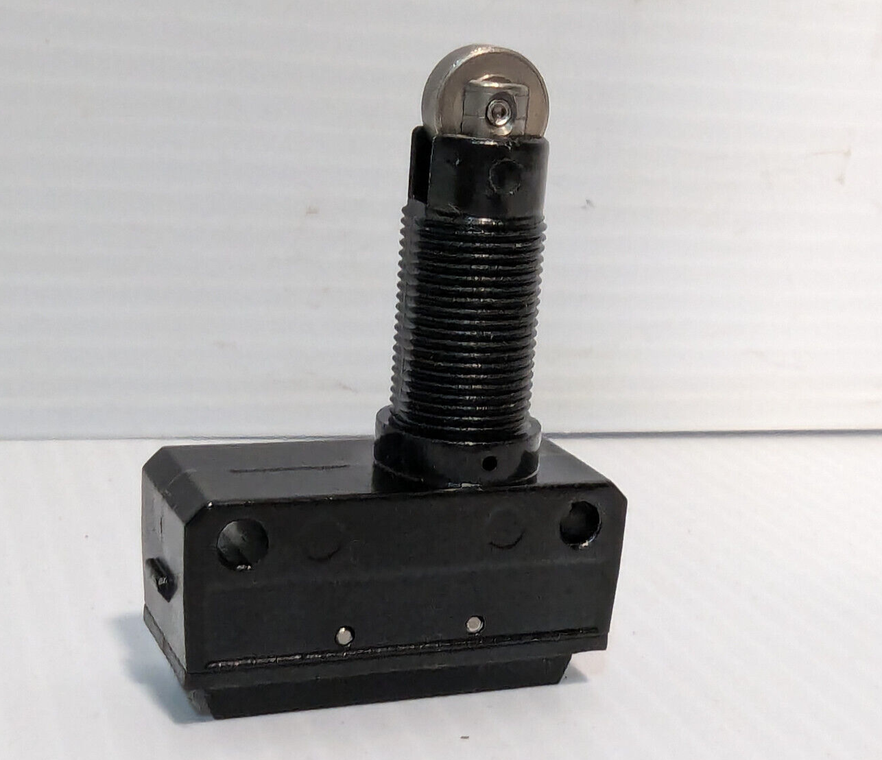 Lot of 2: Yamatake, Azbil SL1-EK limit switches, roller plunger, free shipping
