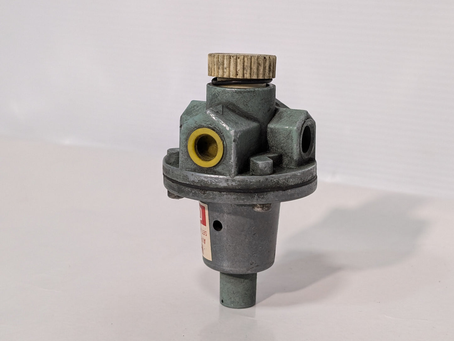 Wilkerson Corporation D2002-2 Air Pressure Regulator, Non-Adjustable, 29Psig Max