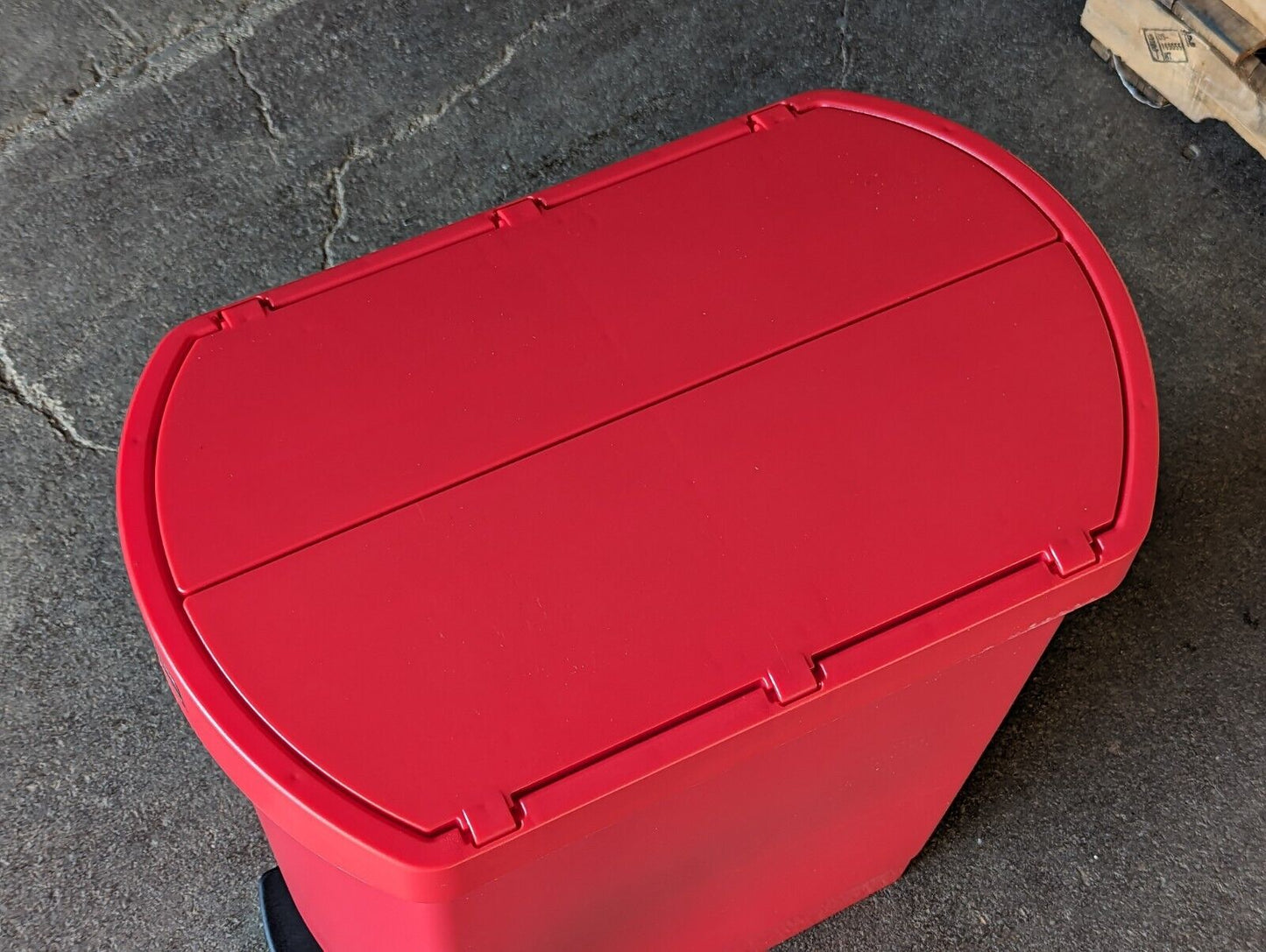 Rubbermaid 1883565 Slim Jim red resin 30L/8gal plastic step-on container