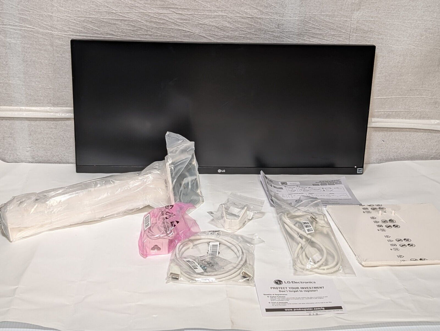(Scratched) LG 29" UltraWide Full HD LED-LCD Monitor 29BQ650-W W/ Accessories