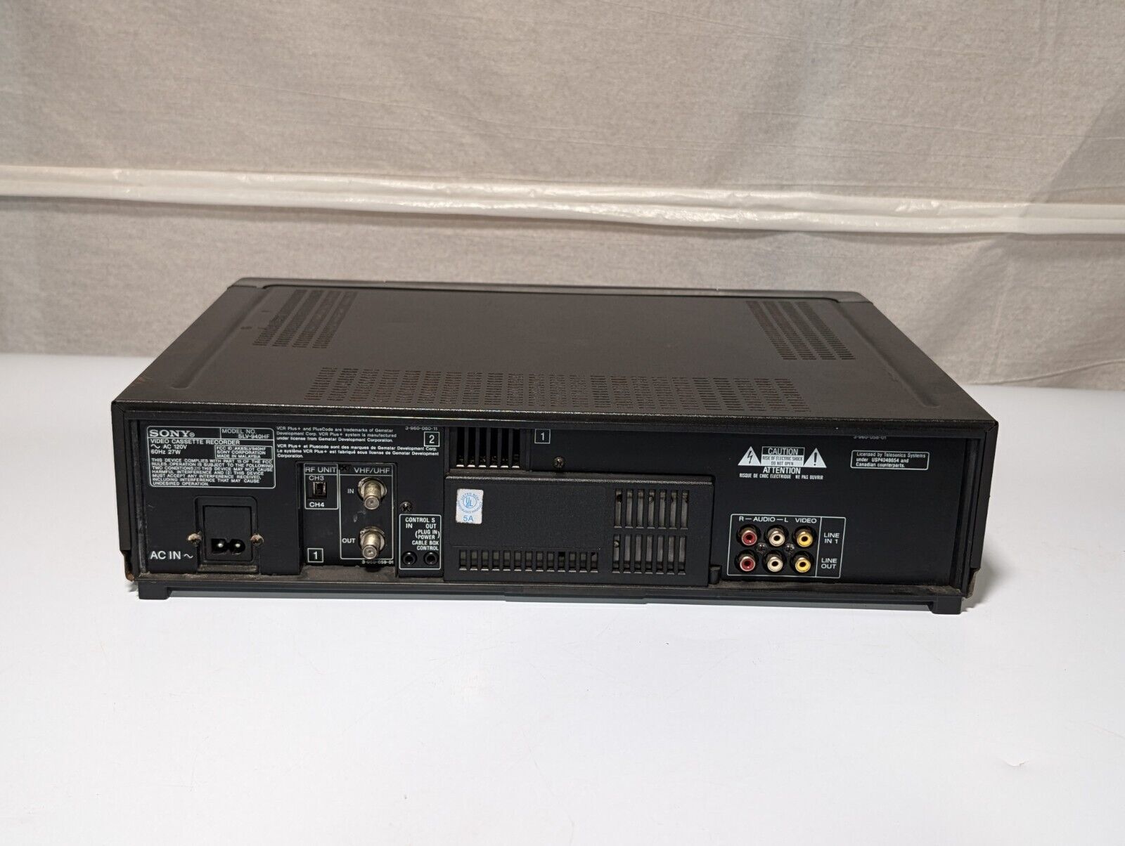 Sony SLV-940HF VCR-Plus Hi-Fi Stereo VHS VCR, Flying Erase Head, No Remote