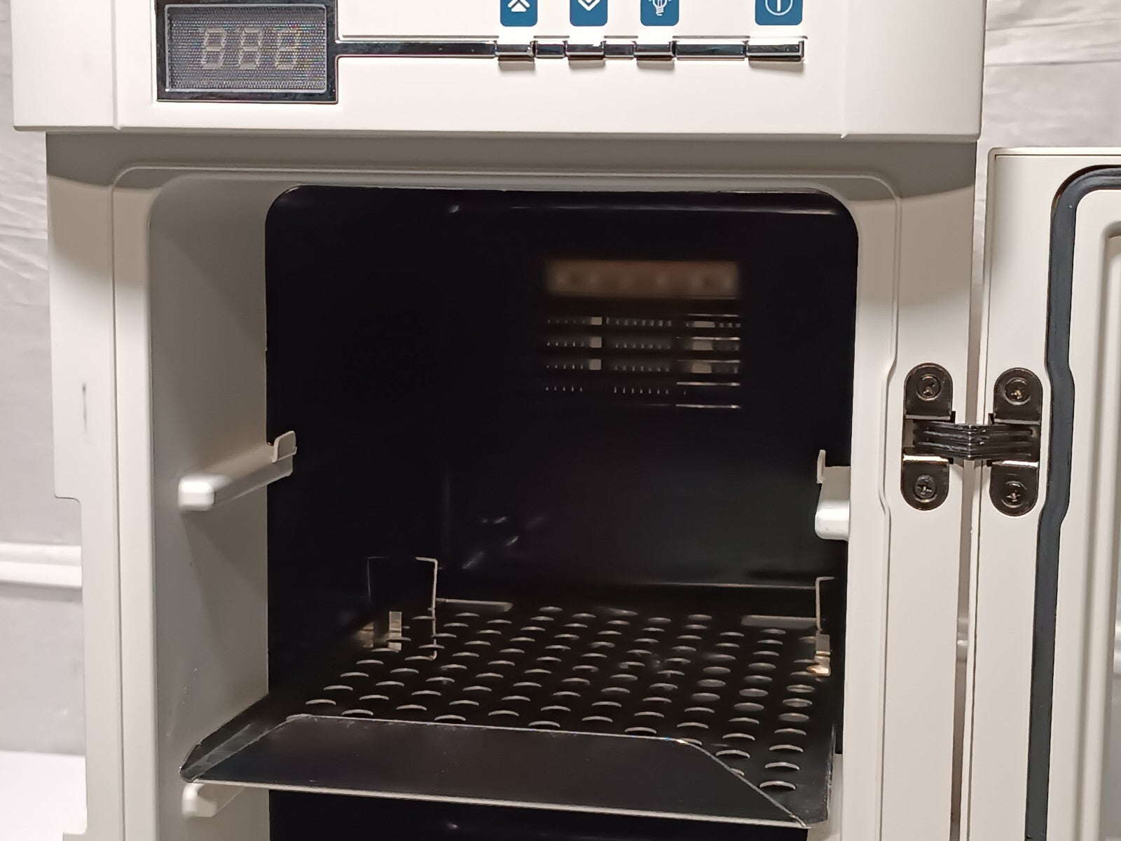 Thermo Scientific Heratherm IMC18 Benchtop Microbiological Incubator as Pictured