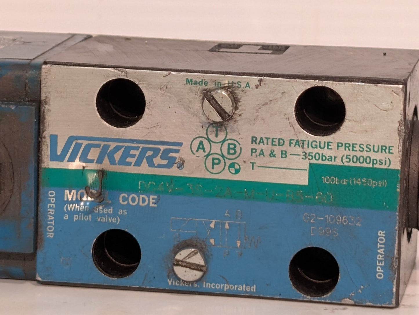 Vickers DG4V-3S-2A-M-U-B5-60 Solenoid Directional Control Valve 02-109632 ONLY