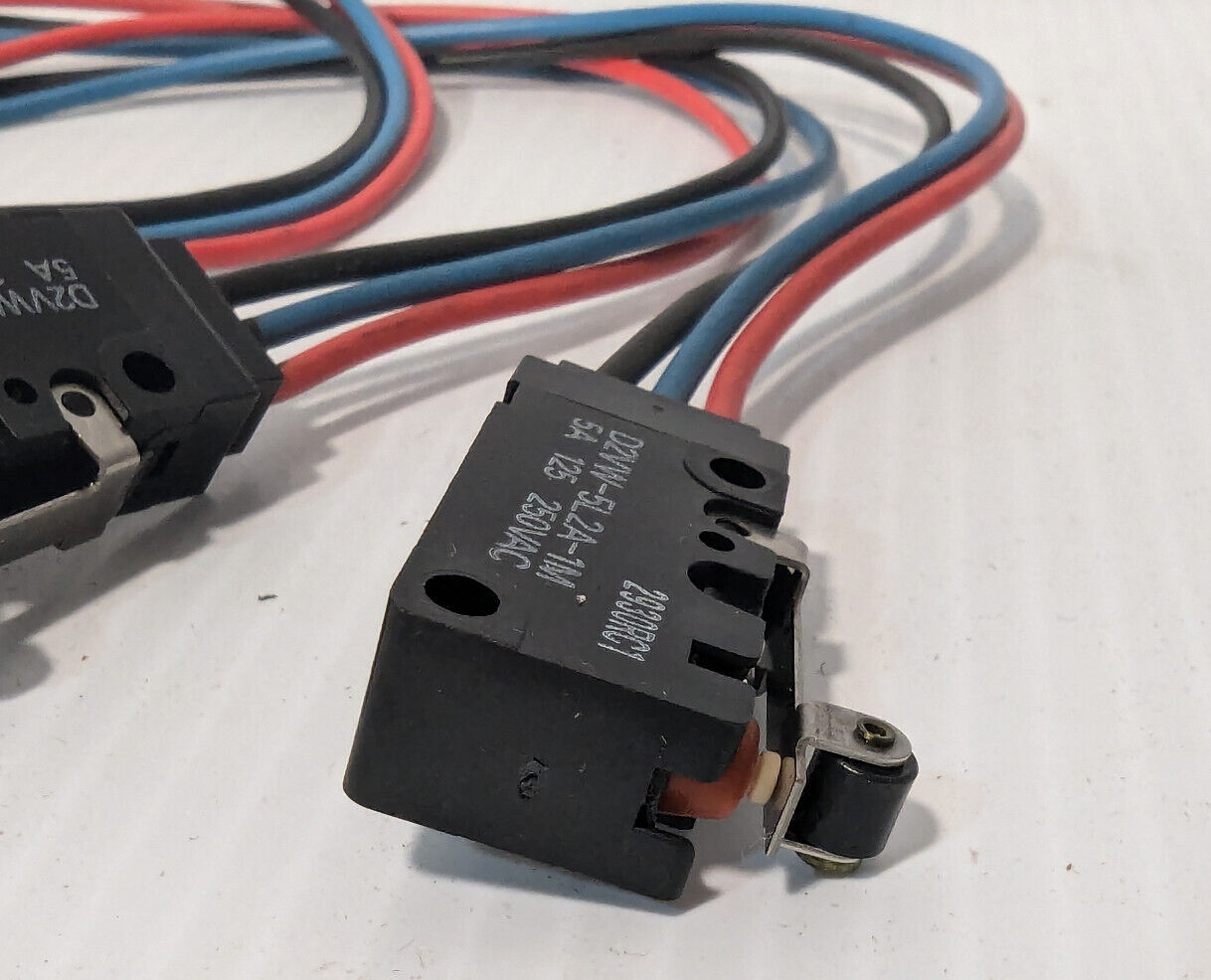 Lot of 3 Omron D2VW-5L2A-1M roller lever, micro switch 2930RC1, 125/250VAC, 5AMP
